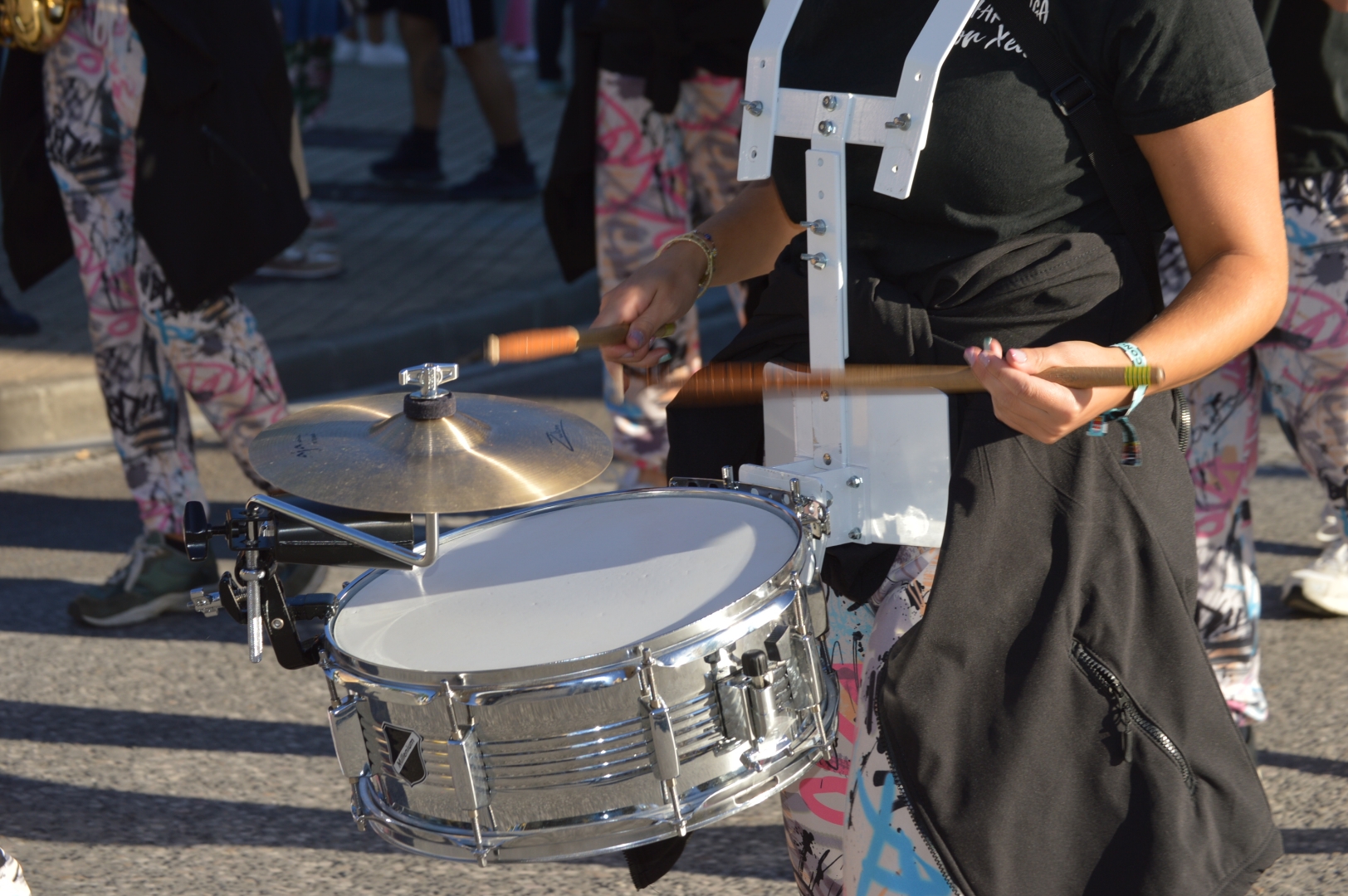 Los gigantes y cabezudos se acompañan de personajes infantiles en el desfile de carrozas de la Encina 8