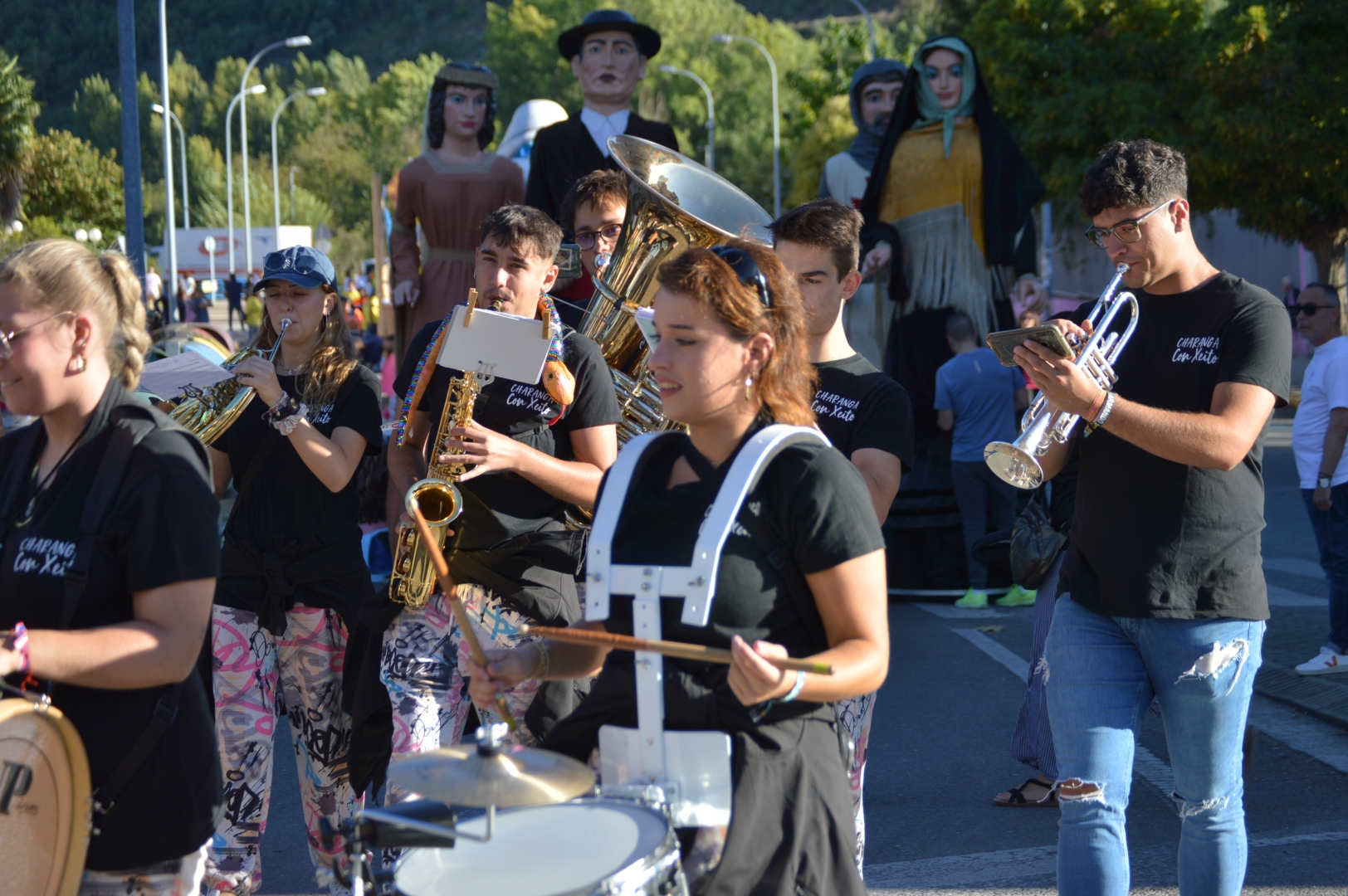 Los gigantes y cabezudos se acompañan de personajes infantiles en el desfile de carrozas de la Encina 7