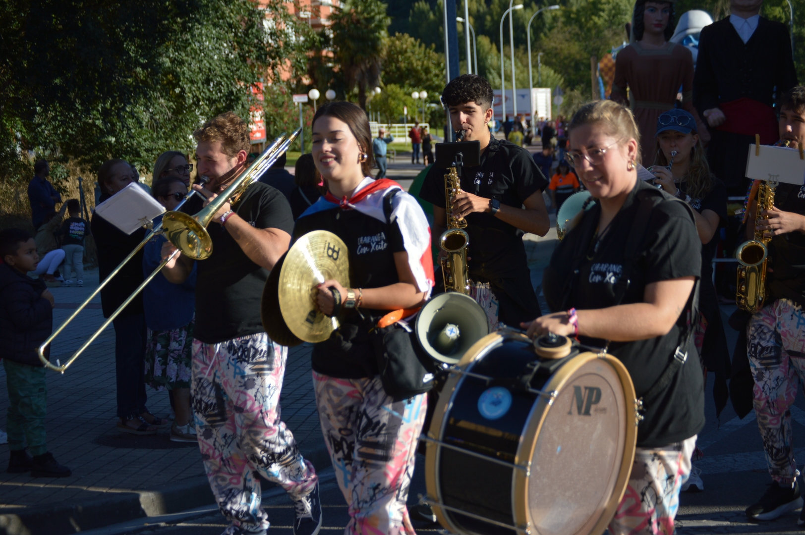 Los gigantes y cabezudos se acompañan de personajes infantiles en el desfile de carrozas de la Encina 6