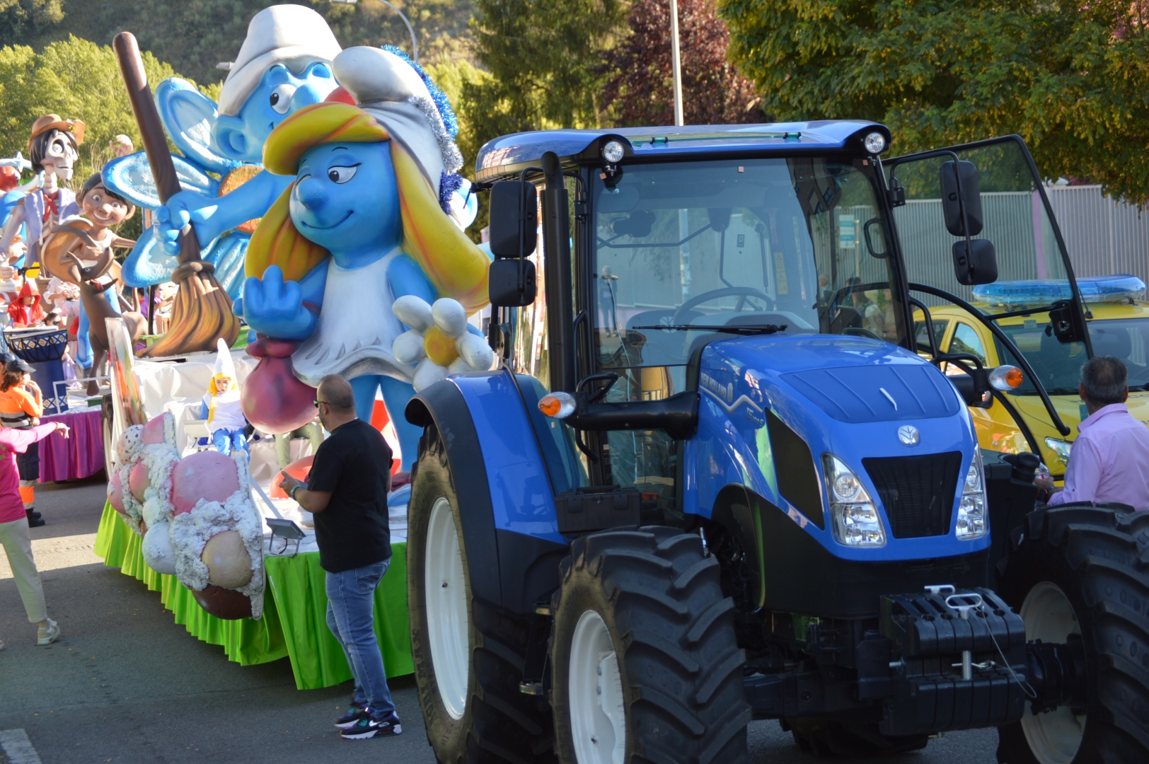 Los gigantes y cabezudos se acompañan de personajes infantiles en el desfile de carrozas de la Encina 2