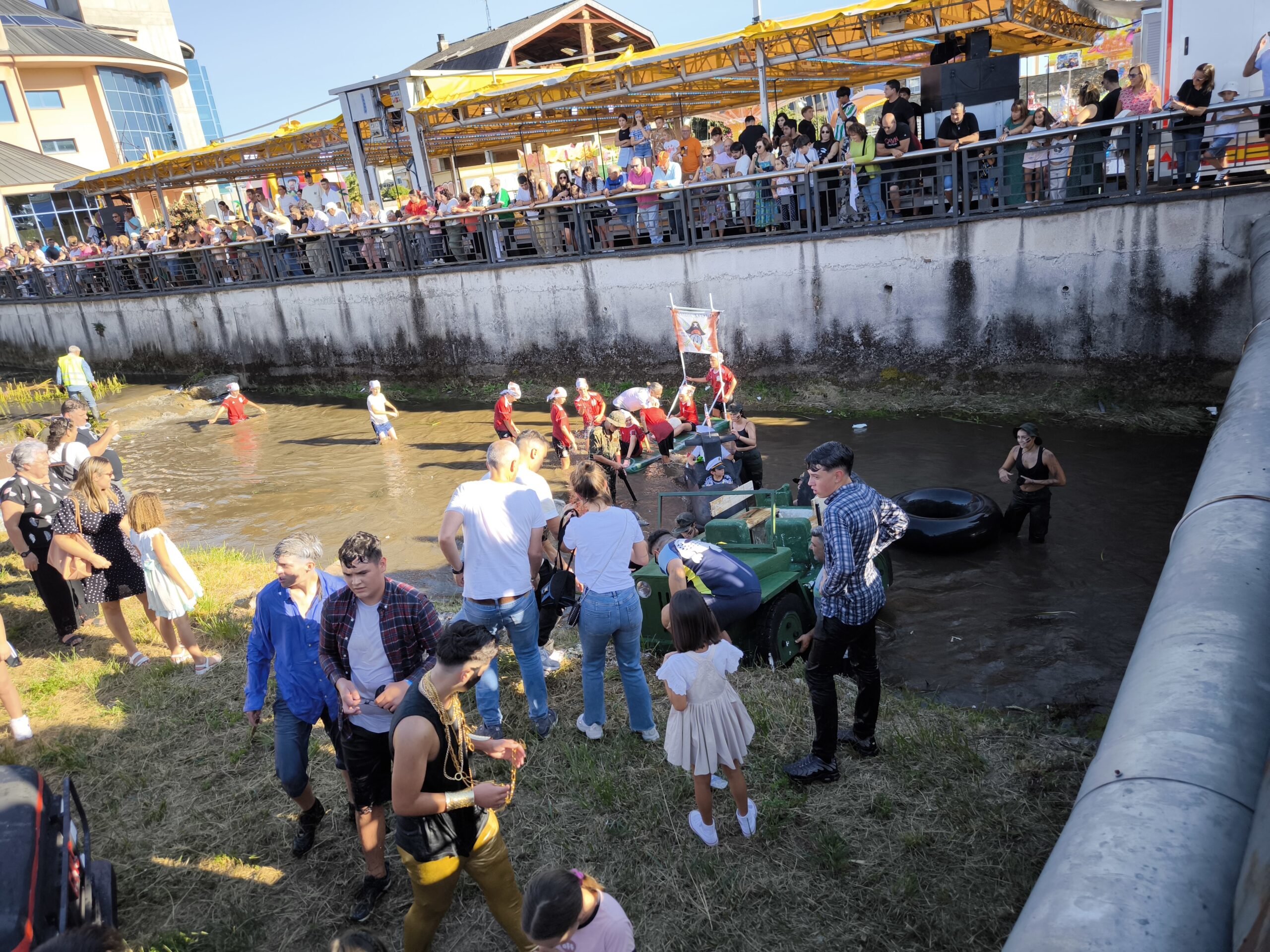 Tarde soleada y las más divertidas embarcaciones para disfrutar del Descenso del Naraya 13