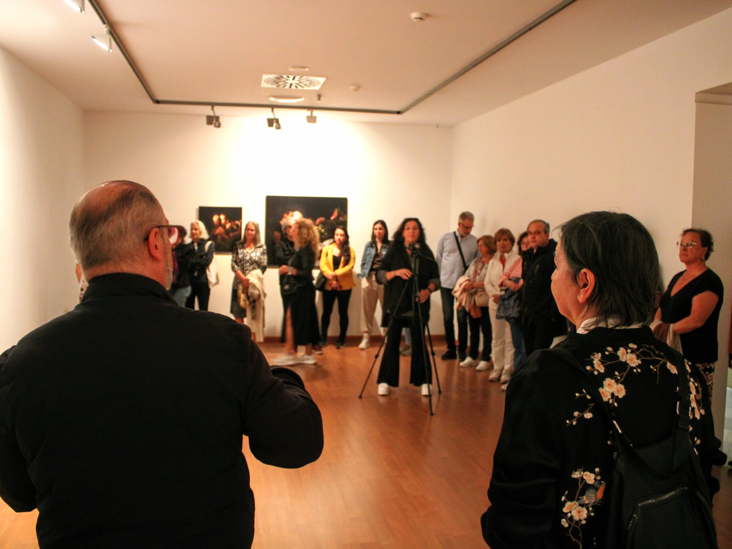 El CLA invita a reflexionar sobre el universo femenino con la exposición ‘Mujer en rojo’, de la fotógrafa berciana Esperanza Merino 1