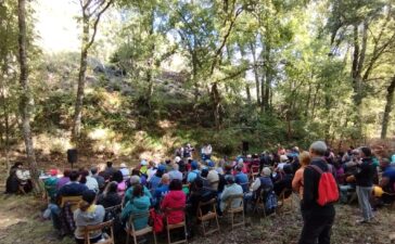 150 caminantes disfrutaron de la representación ‘Una parada en el Camino’ a los pies de las minas de hierro 3