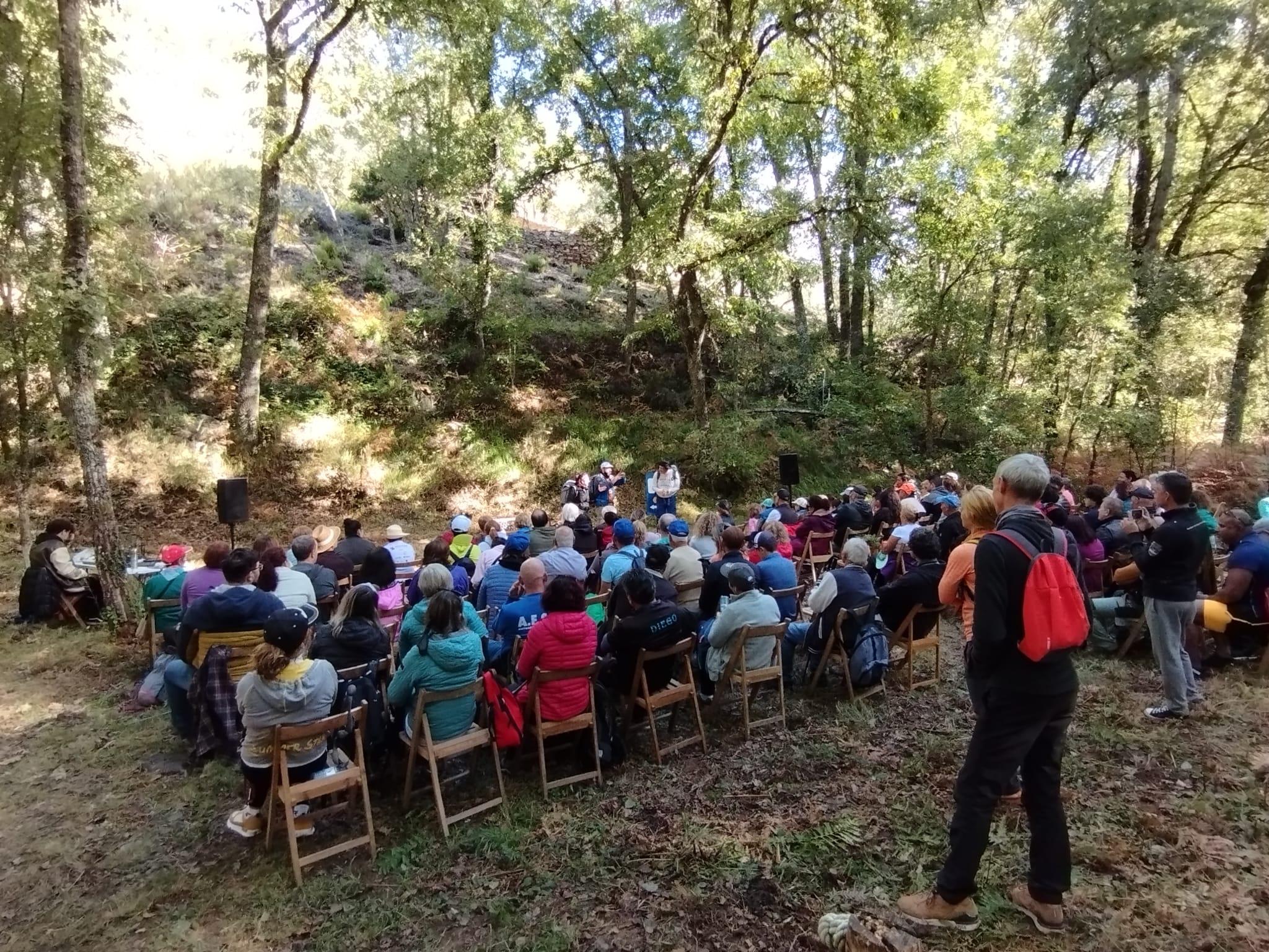 150 caminantes disfrutaron de la representación ‘Una parada en el Camino’ a los pies de las minas de hierro 1