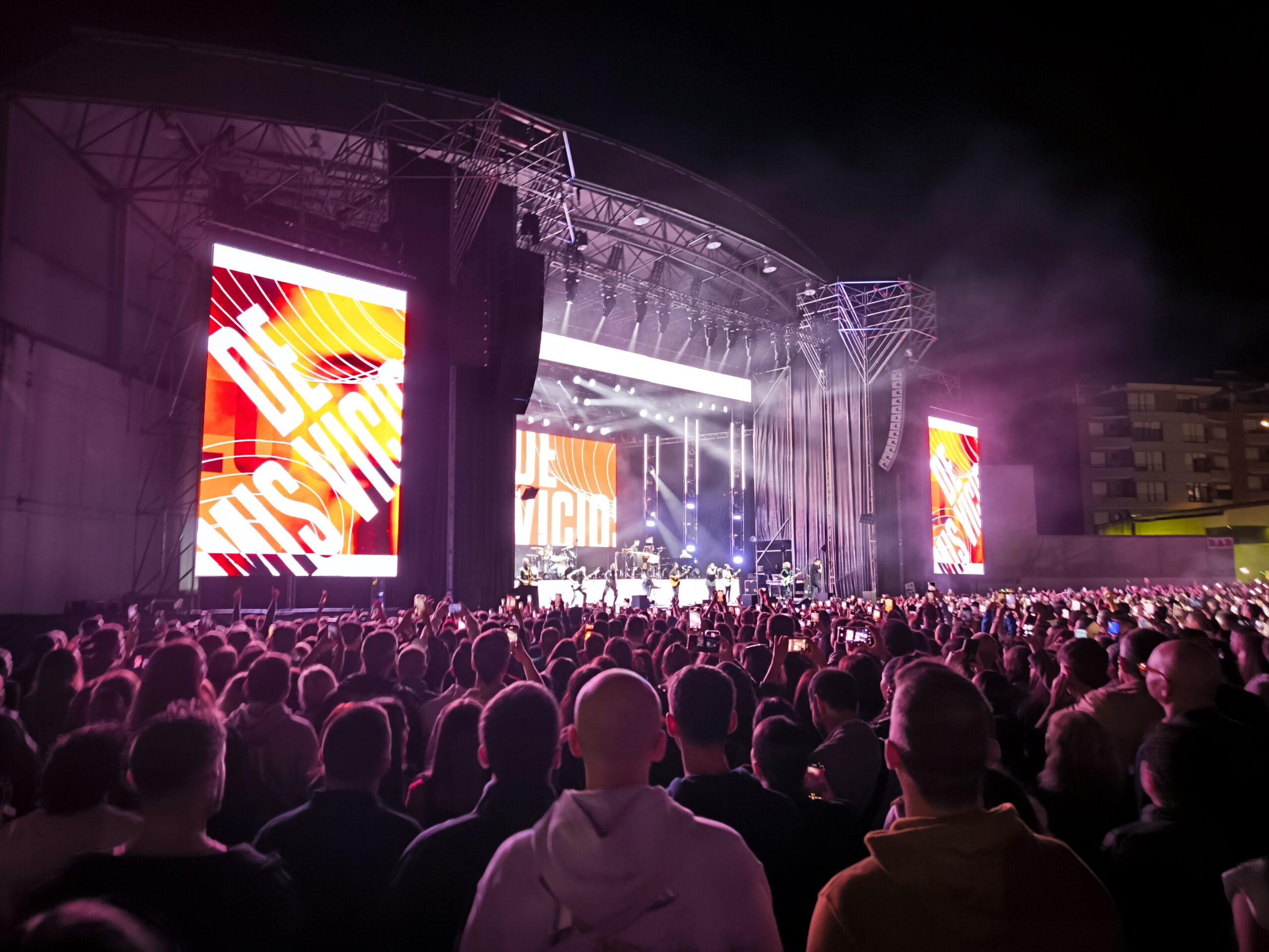 Melendi llena el Auditorio Municipal de Ponferrada en su gira '20 años sin noticias' 15