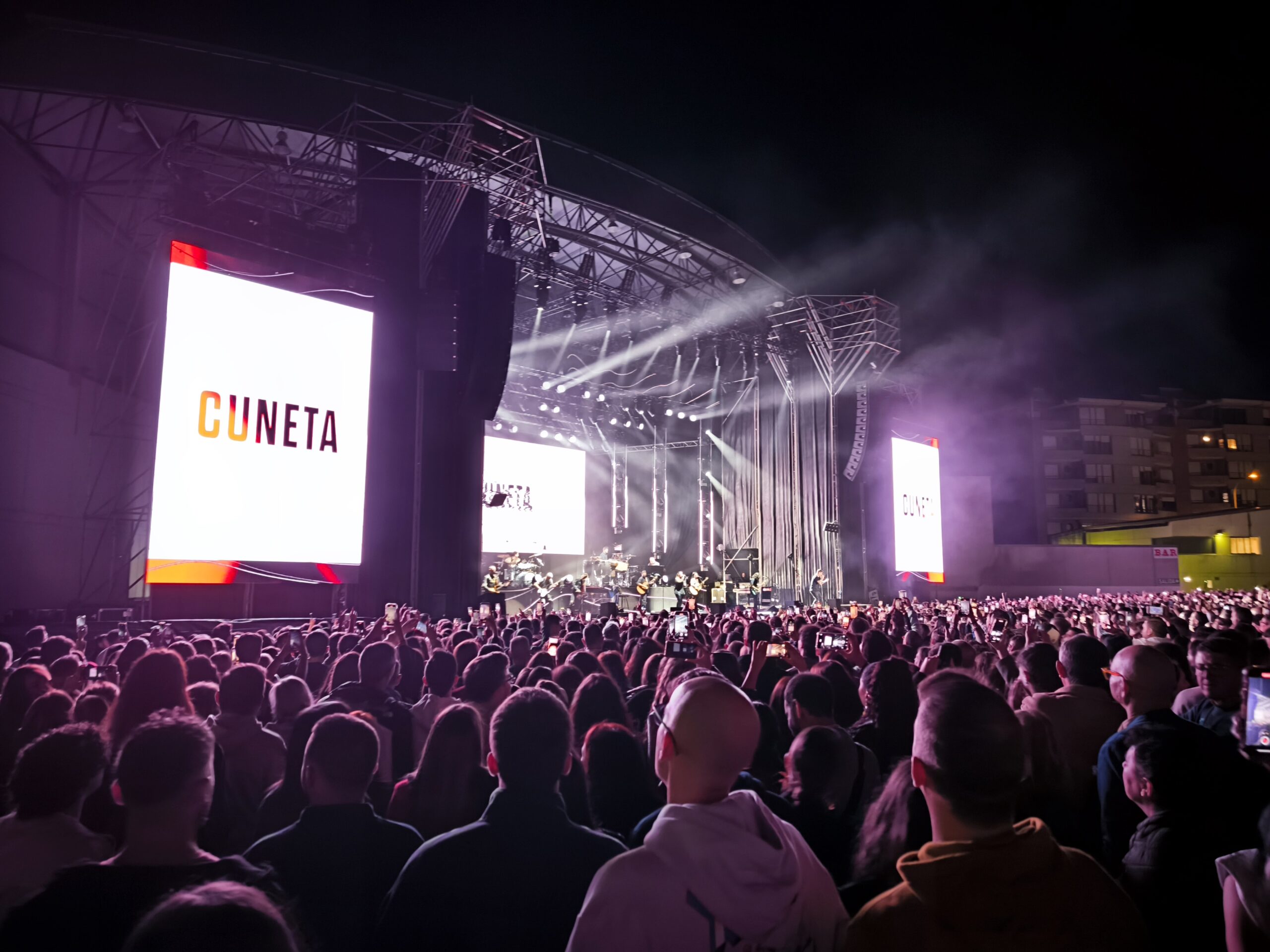 Melendi llena el Auditorio Municipal de Ponferrada en su gira '20 años sin noticias' 16