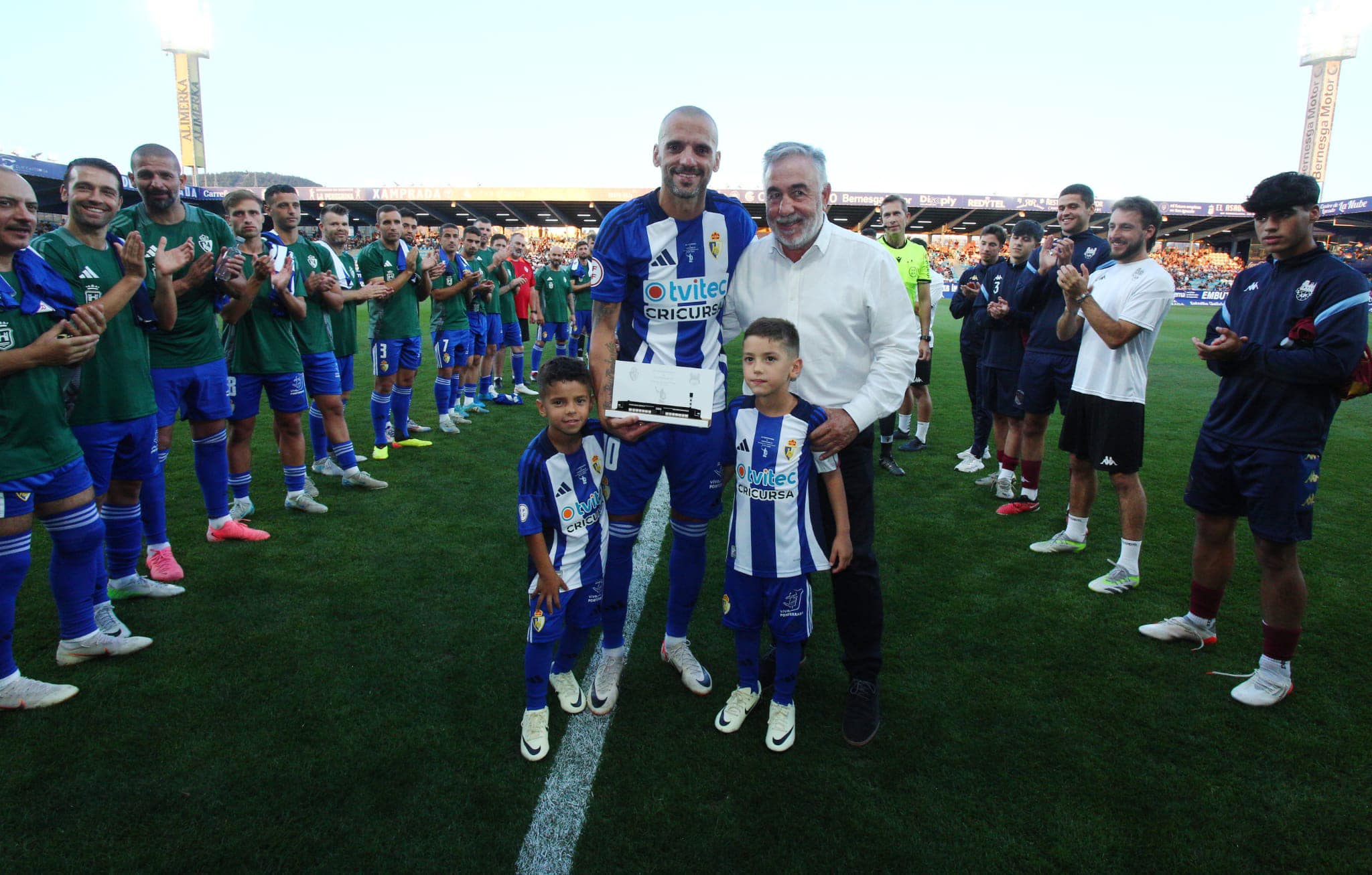 Fin de la era Yuri de Souza, el jugador de la SD Ponferradina cuelga las botas en un emotivo partido homenaje 10