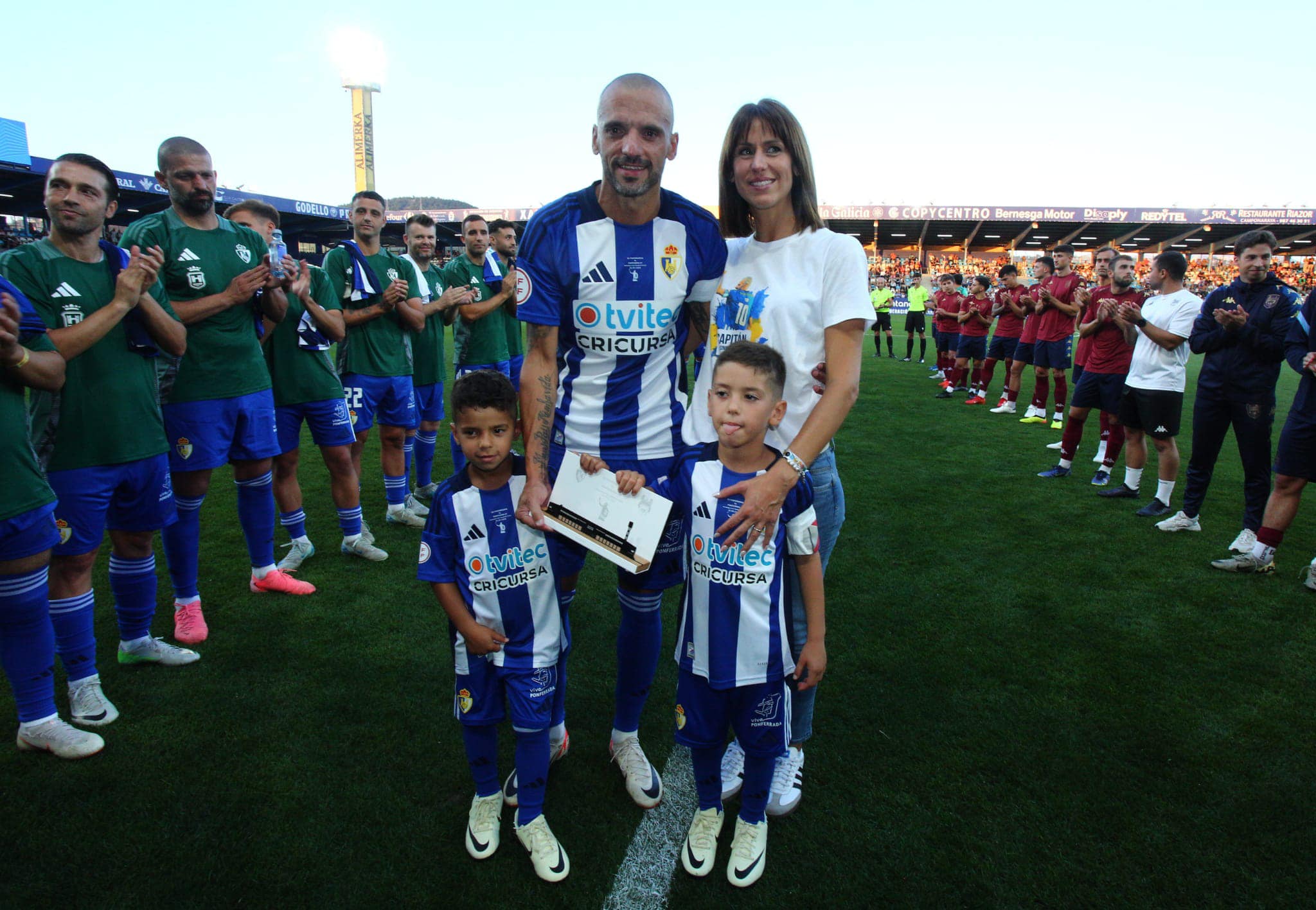 Fin de la era Yuri de Souza, el jugador de la SD Ponferradina cuelga las botas en un emotivo partido homenaje 9