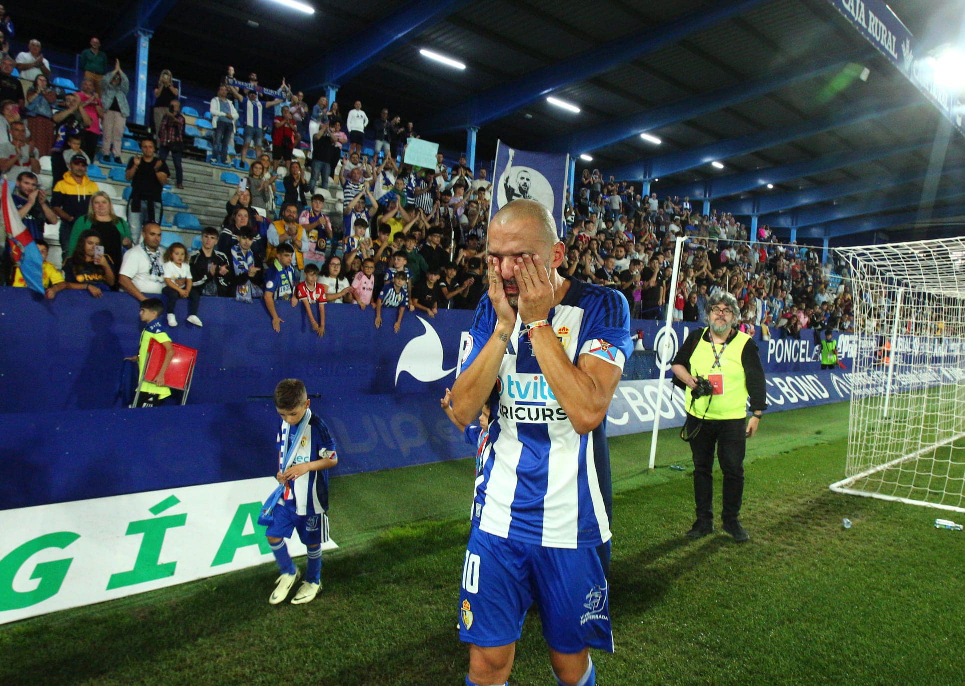 Fin de la era Yuri de Souza, el jugador de la SD Ponferradina cuelga las botas en un emotivo partido homenaje 4