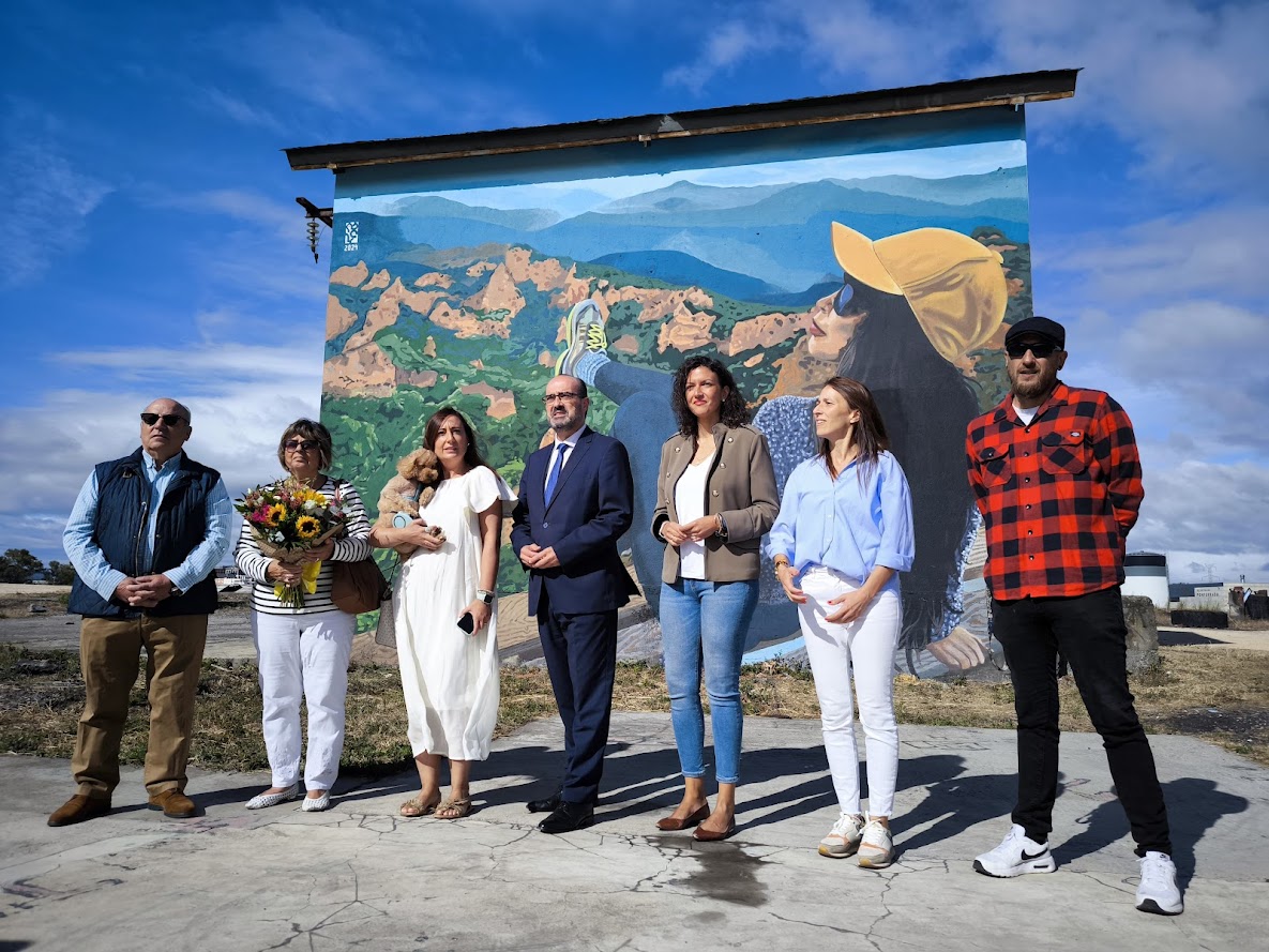 Un grafiti de Mónica Domínguez recuerda a los jóvenes que 'Nunca dejen de ser niños" en el Parque de la Juventud de Ponferrada 3