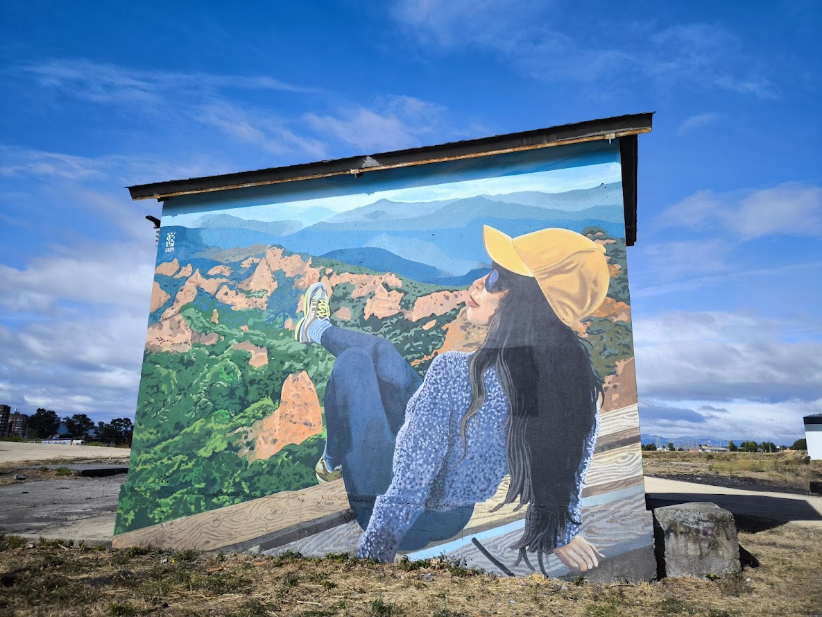 Un grafiti de Mónica Domínguez recuerda a los jóvenes que 'Nunca dejen de ser niños" en el Parque de la Juventud de Ponferrada 2