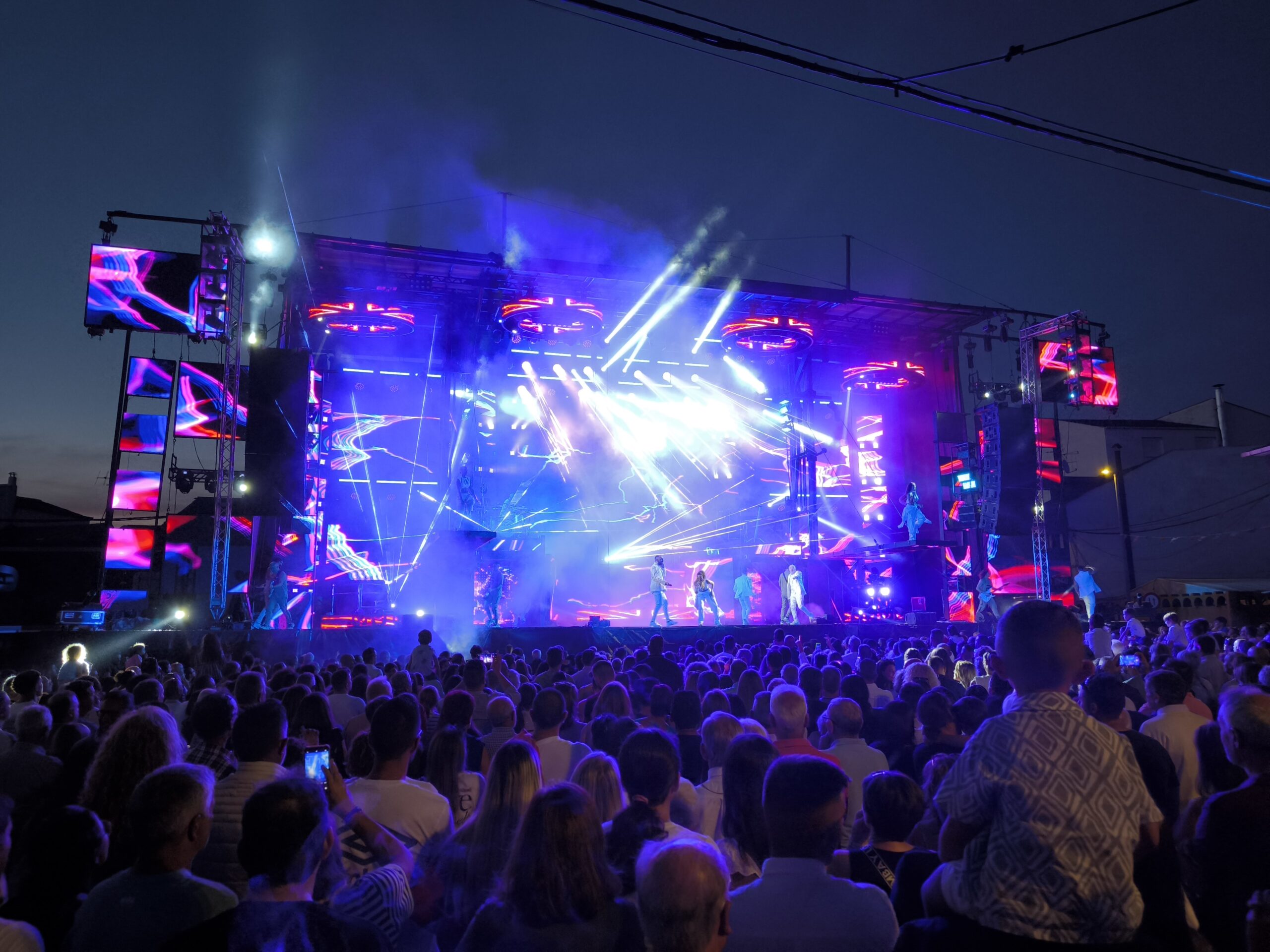 La Orquesta Panorama llena la Plaza de la Constitución celebrando las fiestas de Camponaraya 9