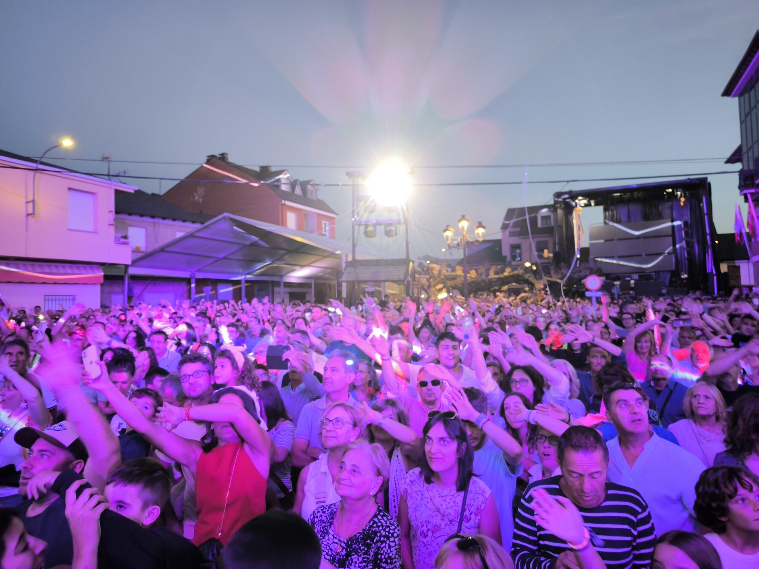 La Orquesta Panorama llena la Plaza de la Constitución celebrando las fiestas de Camponaraya 2