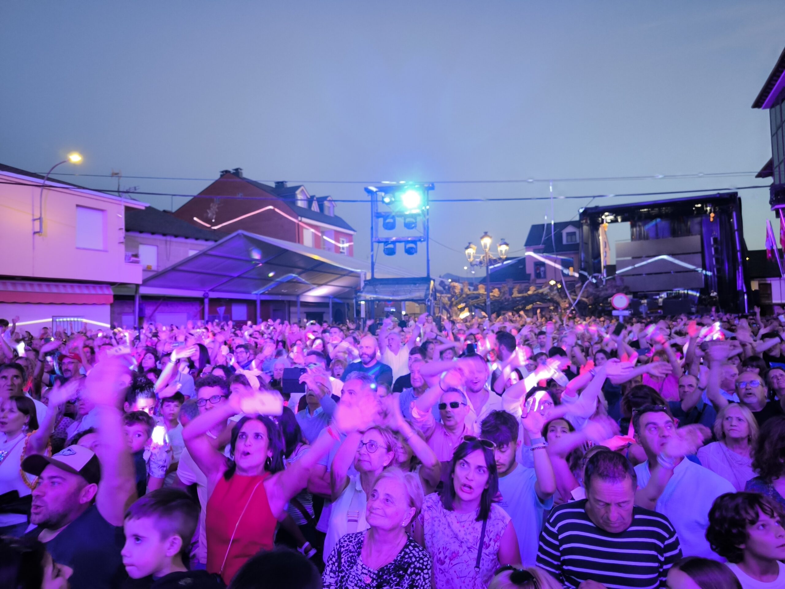 La Orquesta Panorama llena la Plaza de la Constitución celebrando las fiestas de Camponaraya 3