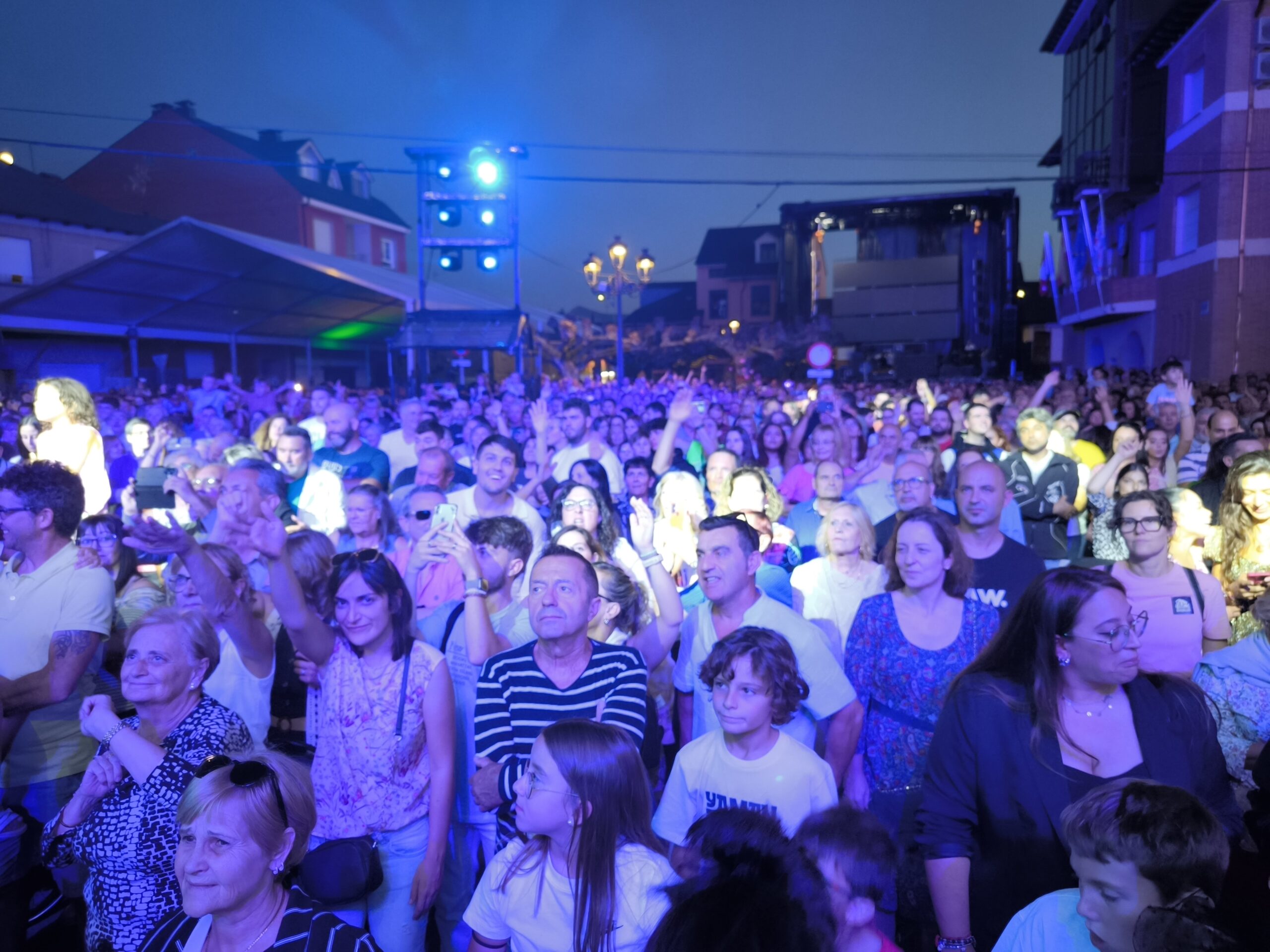 La Orquesta Panorama llena la Plaza de la Constitución celebrando las fiestas de Camponaraya 53