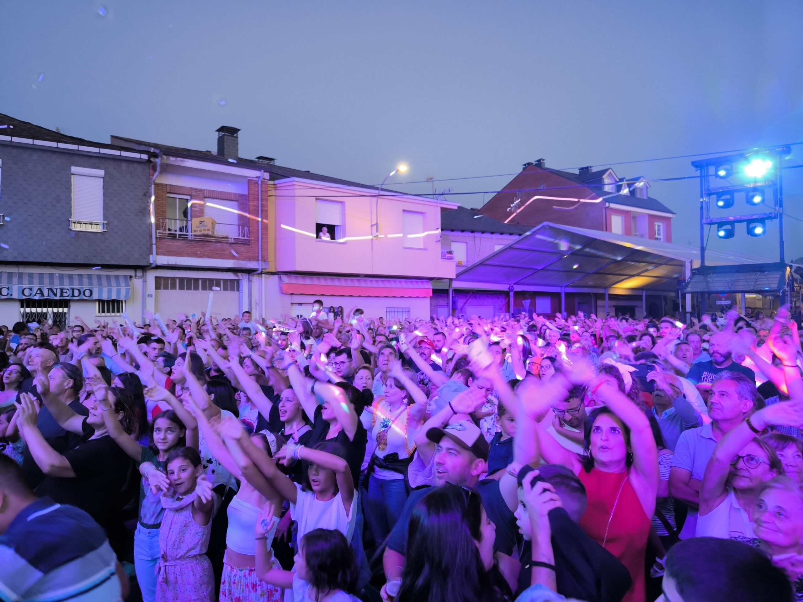 La Orquesta Panorama llena la Plaza de la Constitución celebrando las fiestas de Camponaraya 5