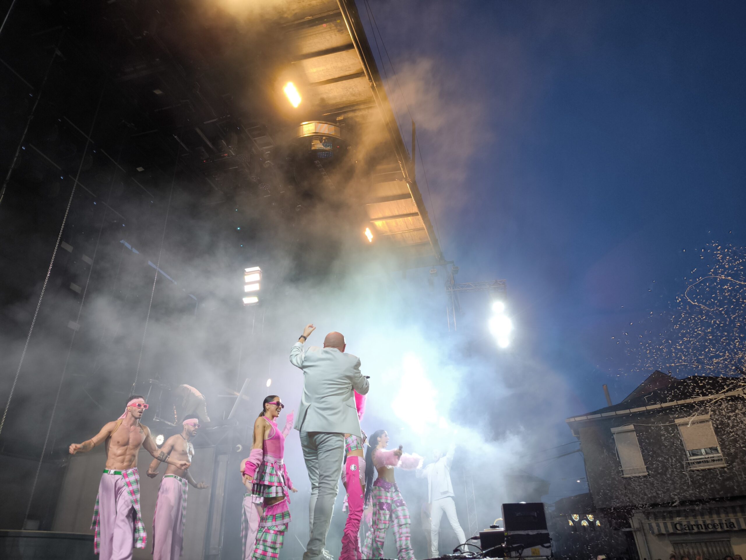 La Orquesta Panorama llena la Plaza de la Constitución celebrando las fiestas de Camponaraya 56