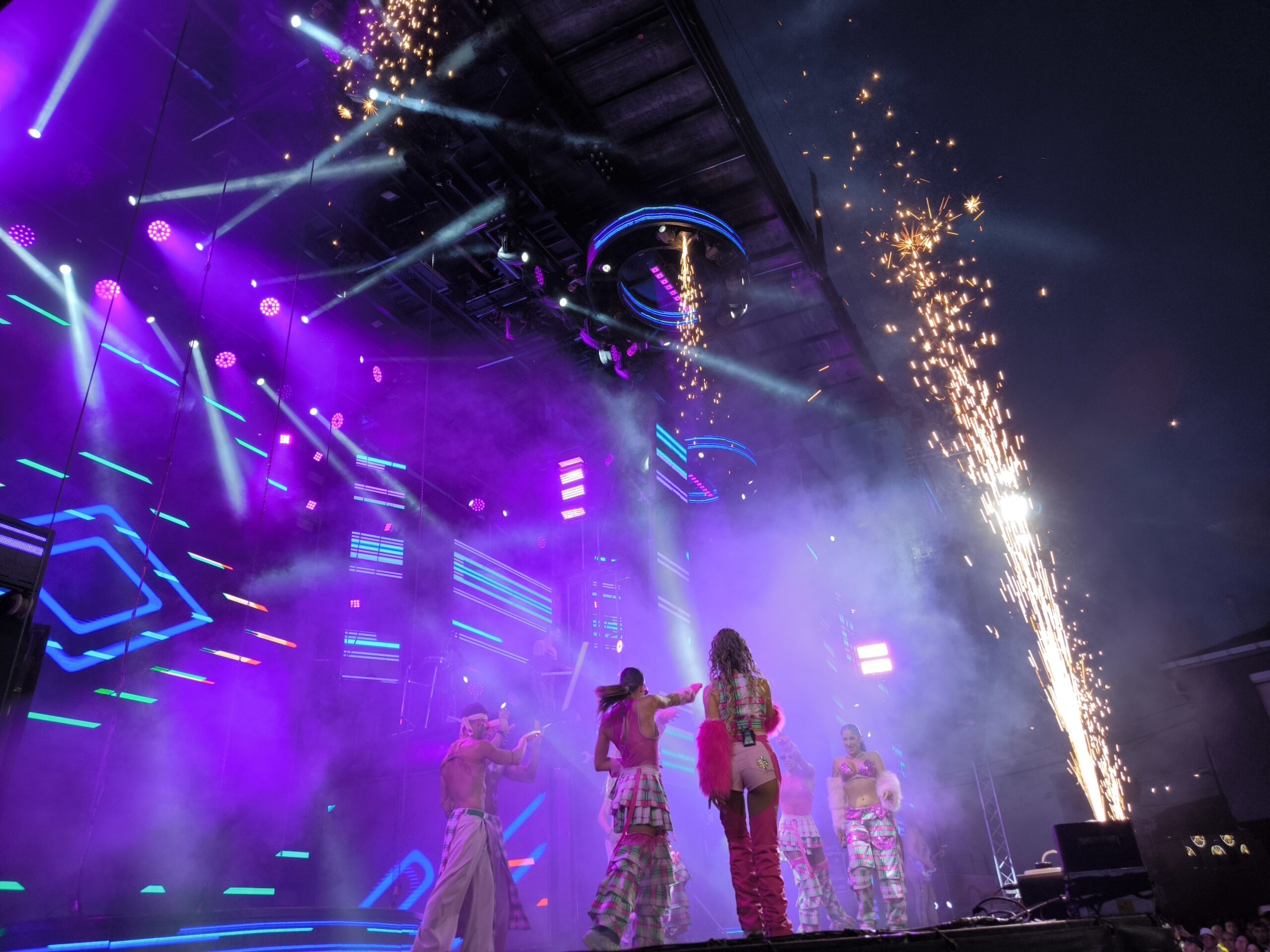 La Orquesta Panorama llena la Plaza de la Constitución celebrando las fiestas de Camponaraya 57