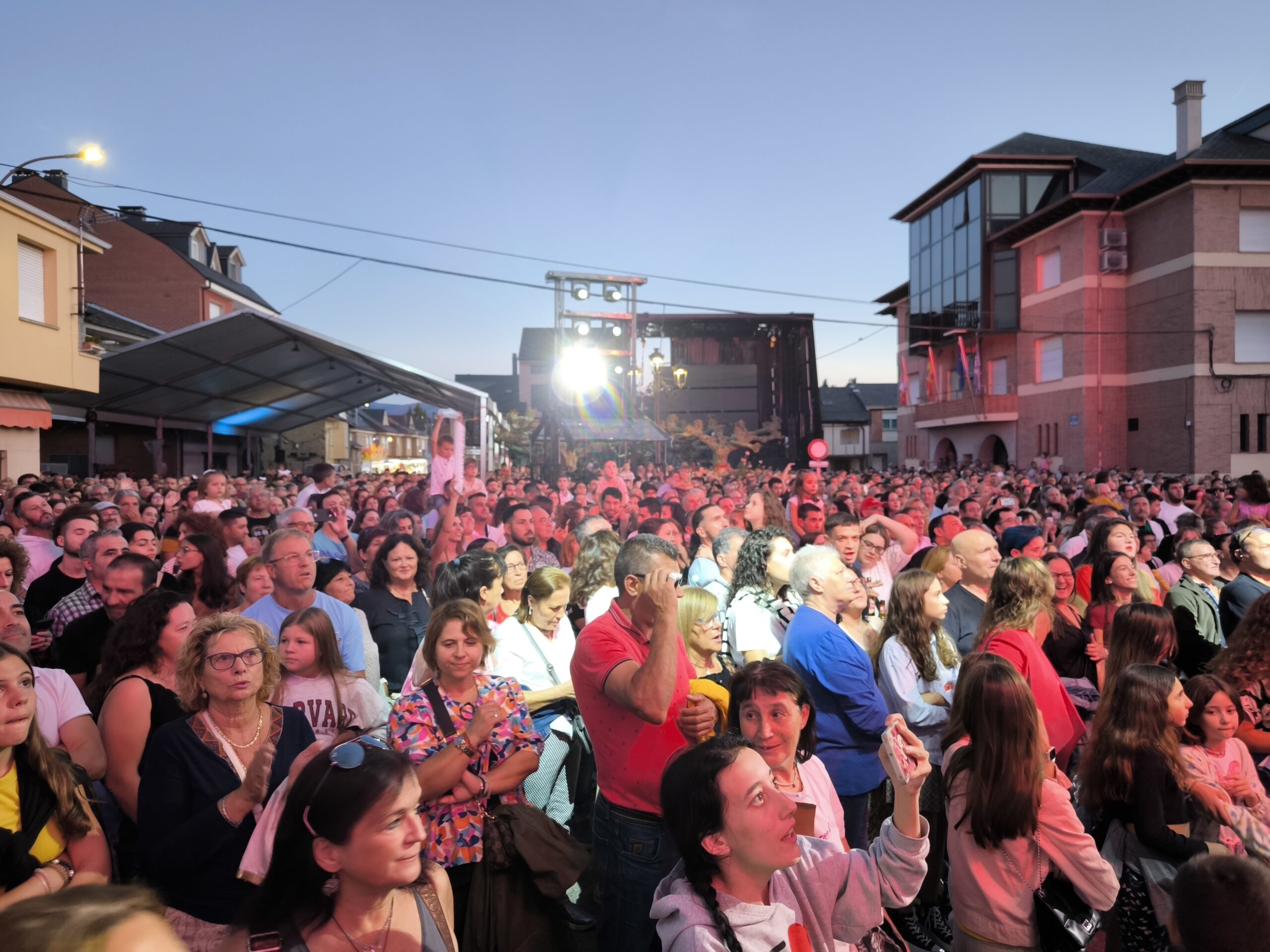 La Orquesta Panorama llena la Plaza de la Constitución celebrando las fiestas de Camponaraya 61