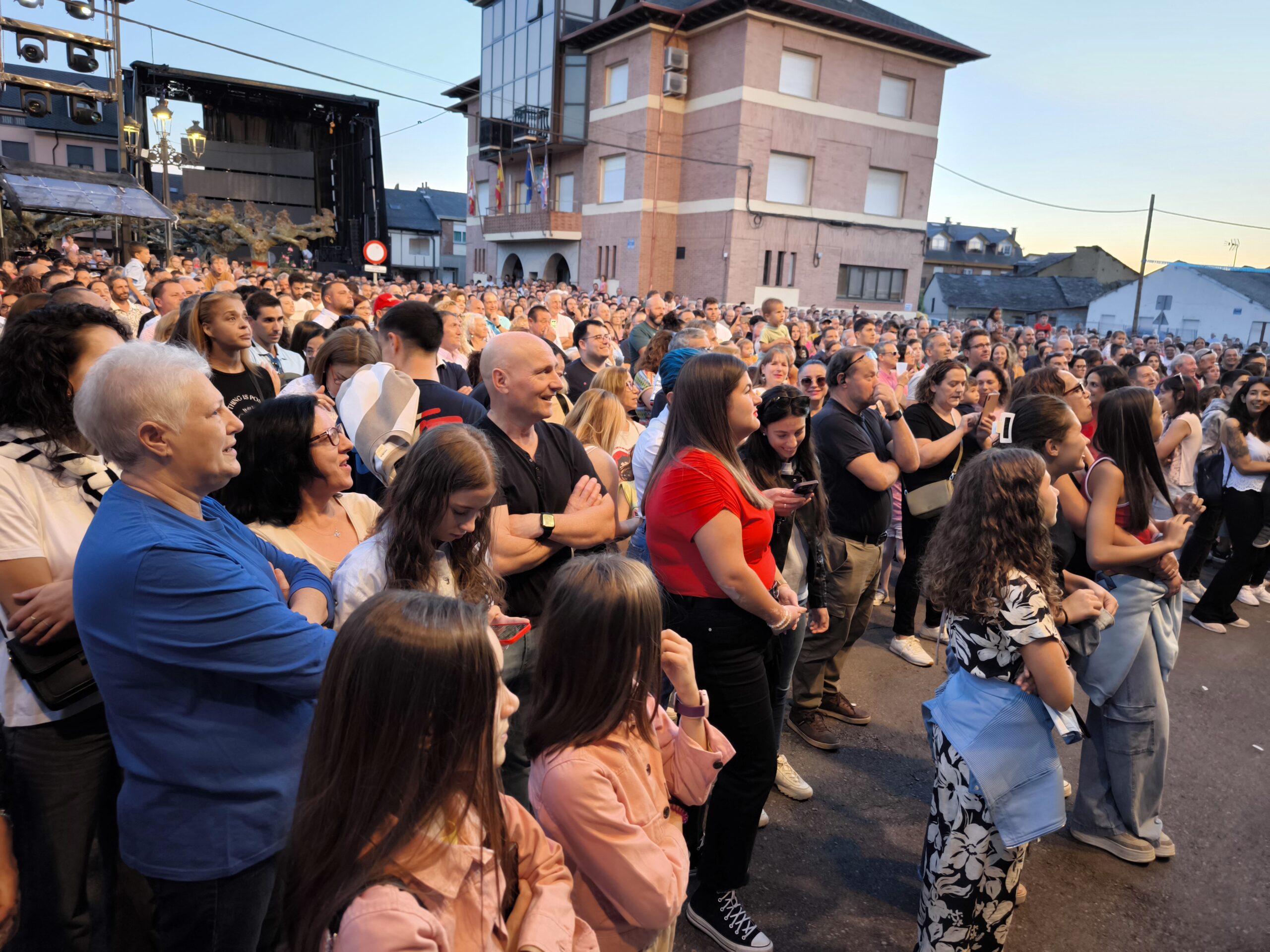 La Orquesta Panorama llena la Plaza de la Constitución celebrando las fiestas de Camponaraya 62