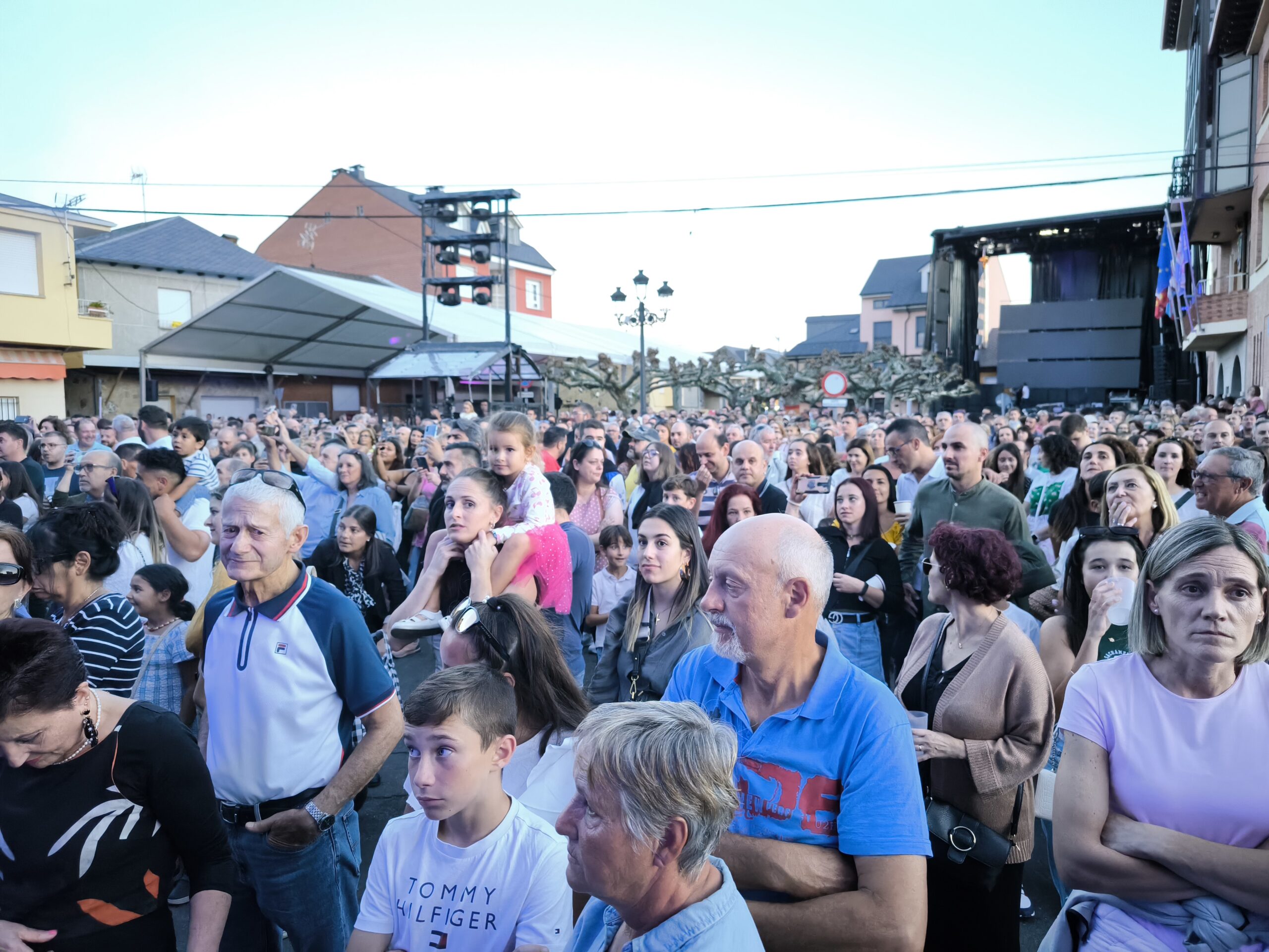 La Orquesta Panorama llena la Plaza de la Constitución celebrando las fiestas de Camponaraya 64