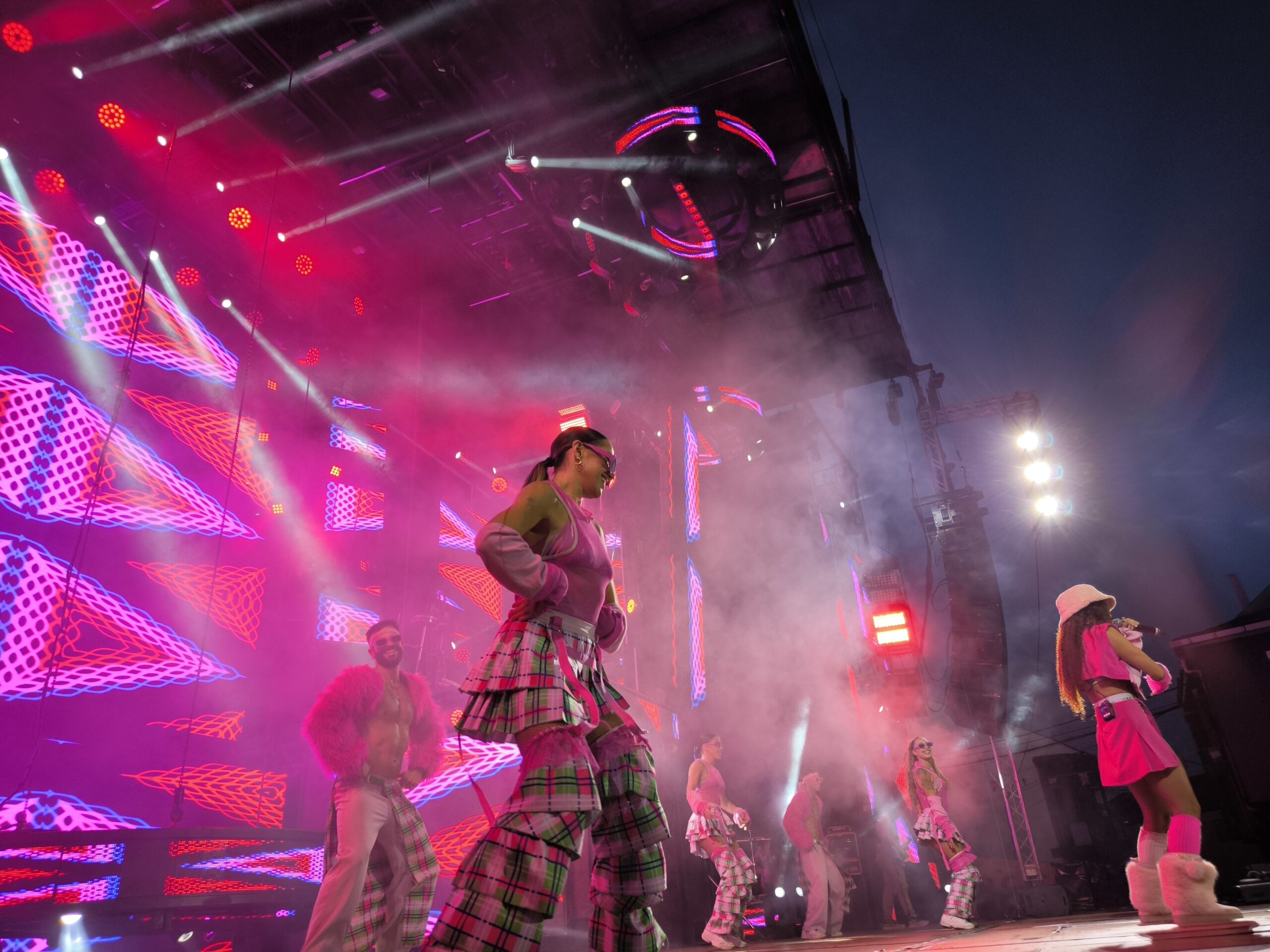 La Orquesta Panorama llena la Plaza de la Constitución celebrando las fiestas de Camponaraya 72