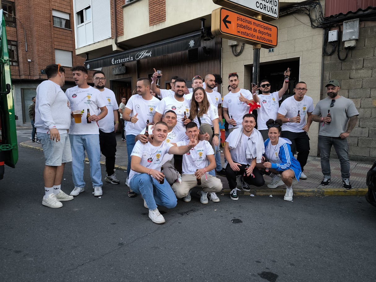 Las peñas llenan las calles de Bembibre en el I Encuentro con risas y buen ambiente 6