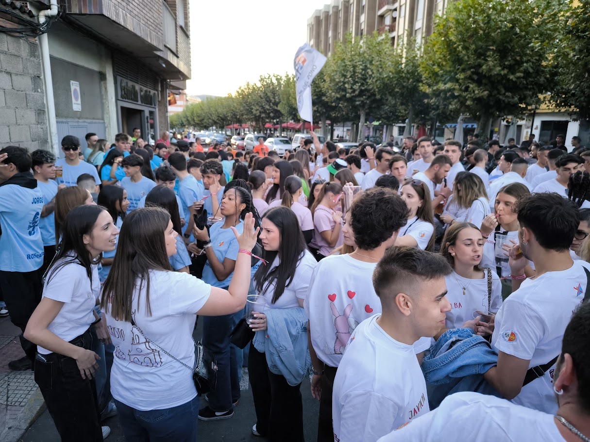 Las peñas llenan las calles de Bembibre en el I Encuentro con risas y buen ambiente 5