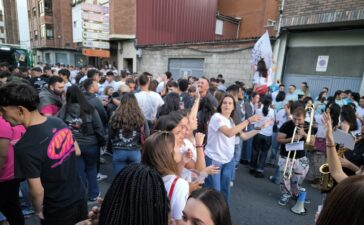 Las peñas llenan las calles de Bembibre en el I Encuentro con risas y buen ambiente 6