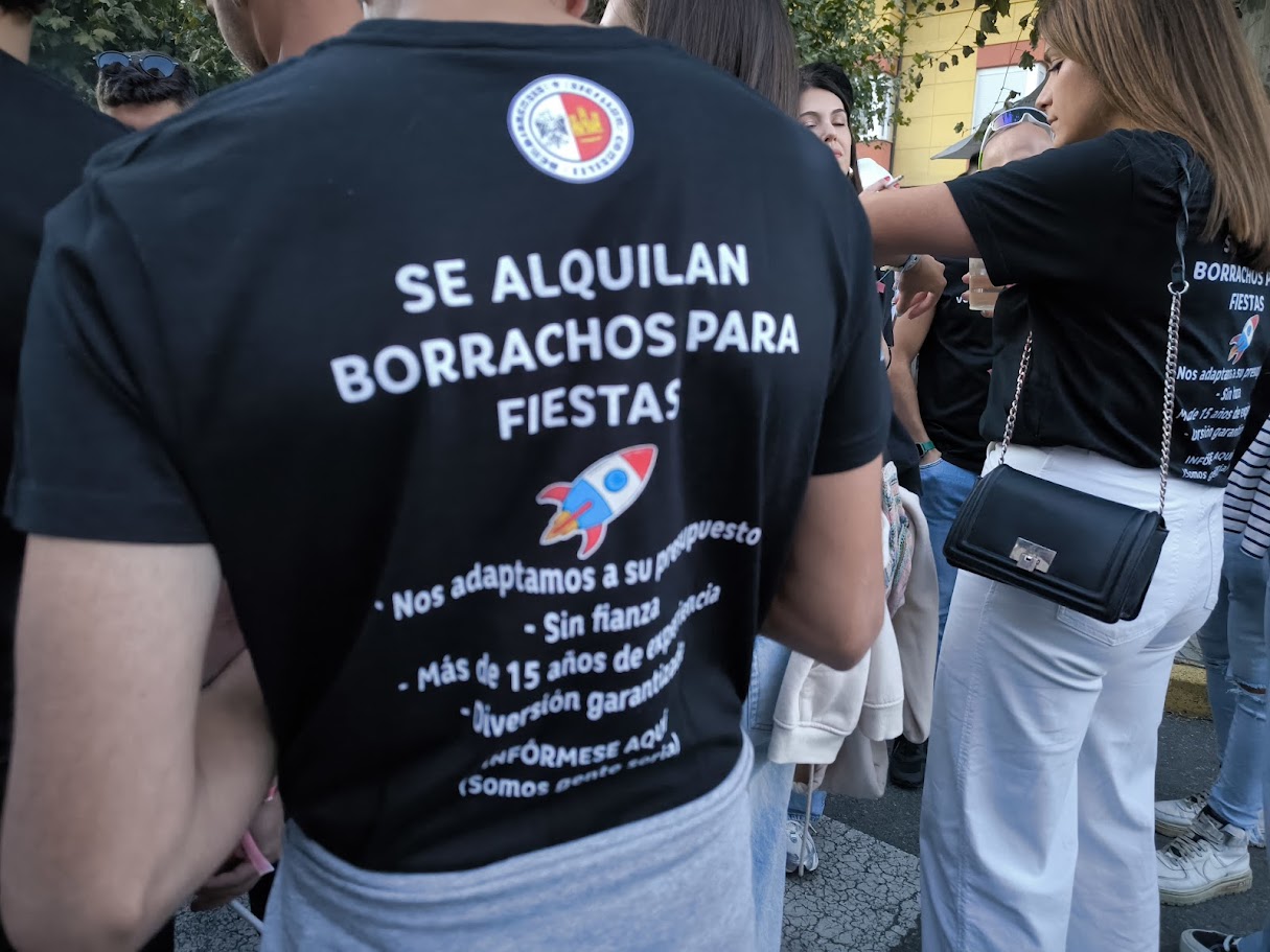 Las peñas llenan las calles de Bembibre en el I Encuentro con risas y buen ambiente 4