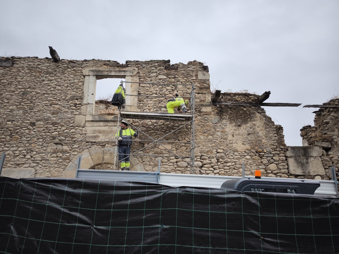 Comienza la restauración del edificio en ruinas de la Calle Gil y Carrasco de Ponferrada 1