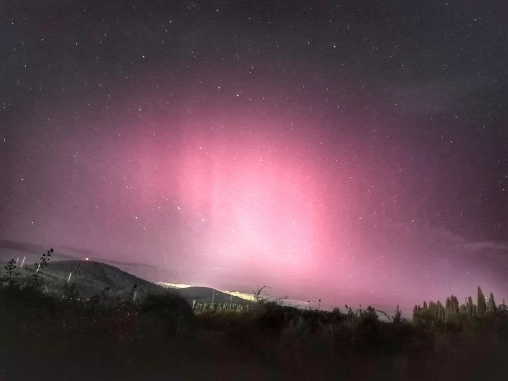 El Bierzo se ha vestido de gala esta madrugada con una aurora boreal