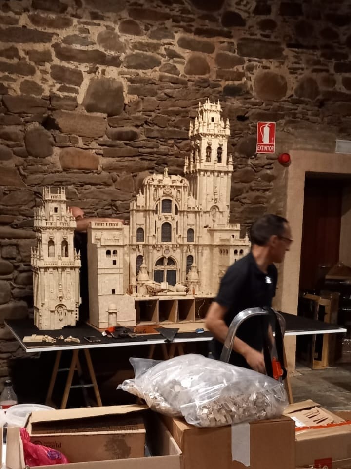 La sala noruega del Castillo de Ponferrada acoge una exposición de piezas hechas con Exin Castillos 2