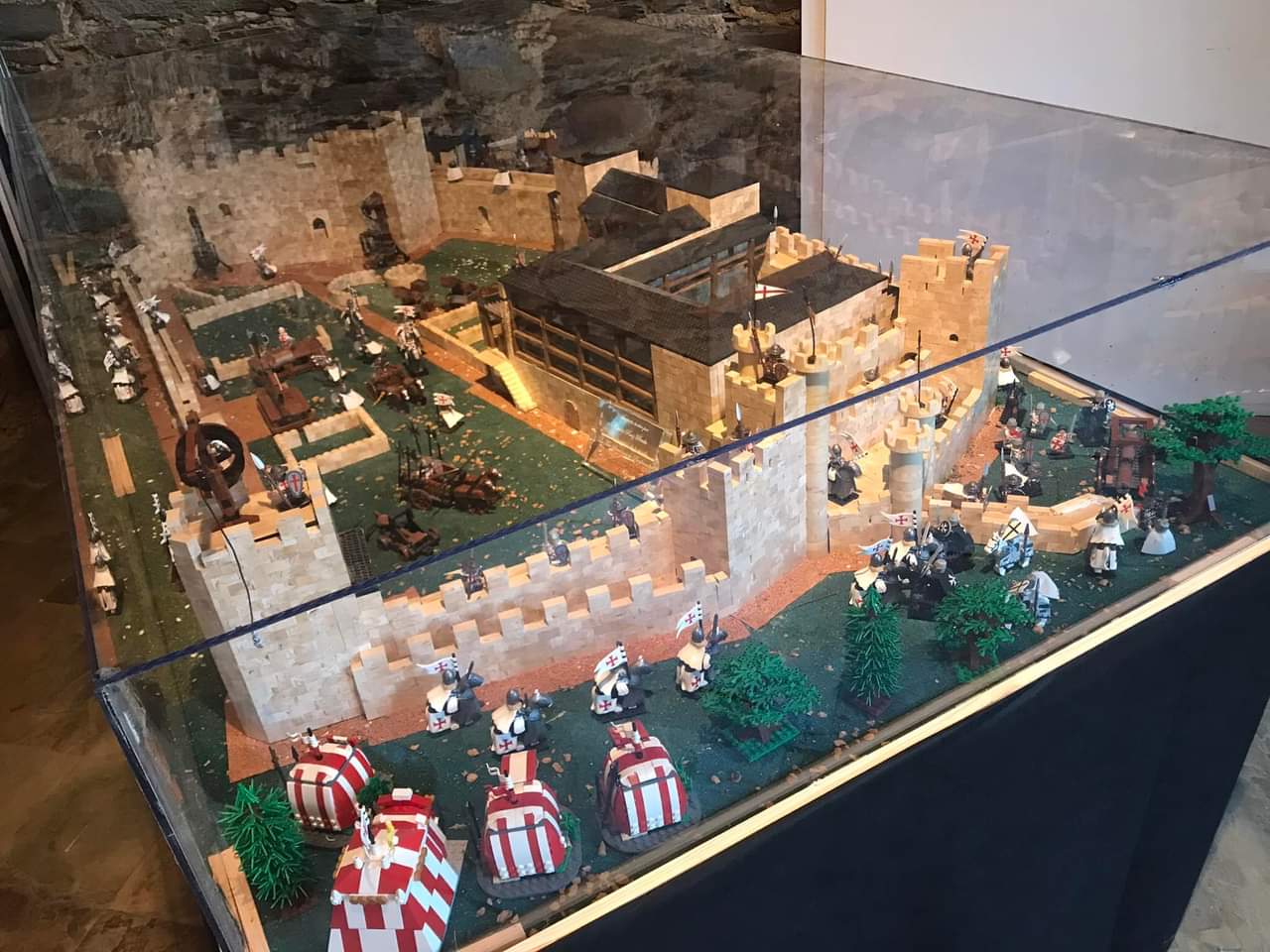 La sala noruega del Castillo de Ponferrada acoge una exposición de piezas hechas con Exin Castillos 1