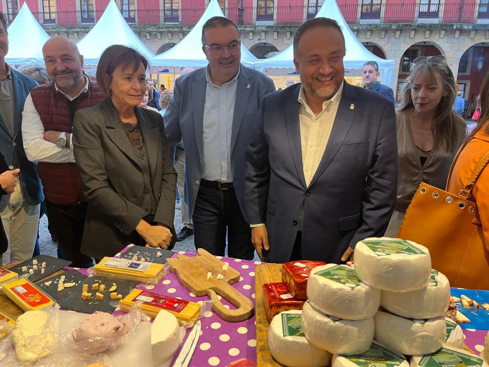 La Feria de los Productos de León abre sus puertas en la Plaza Mayor de Gijón 1