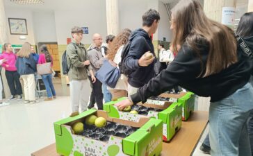 La comunidad universitaria disfruta del reparto de manzanas y peras del Bierzo 10