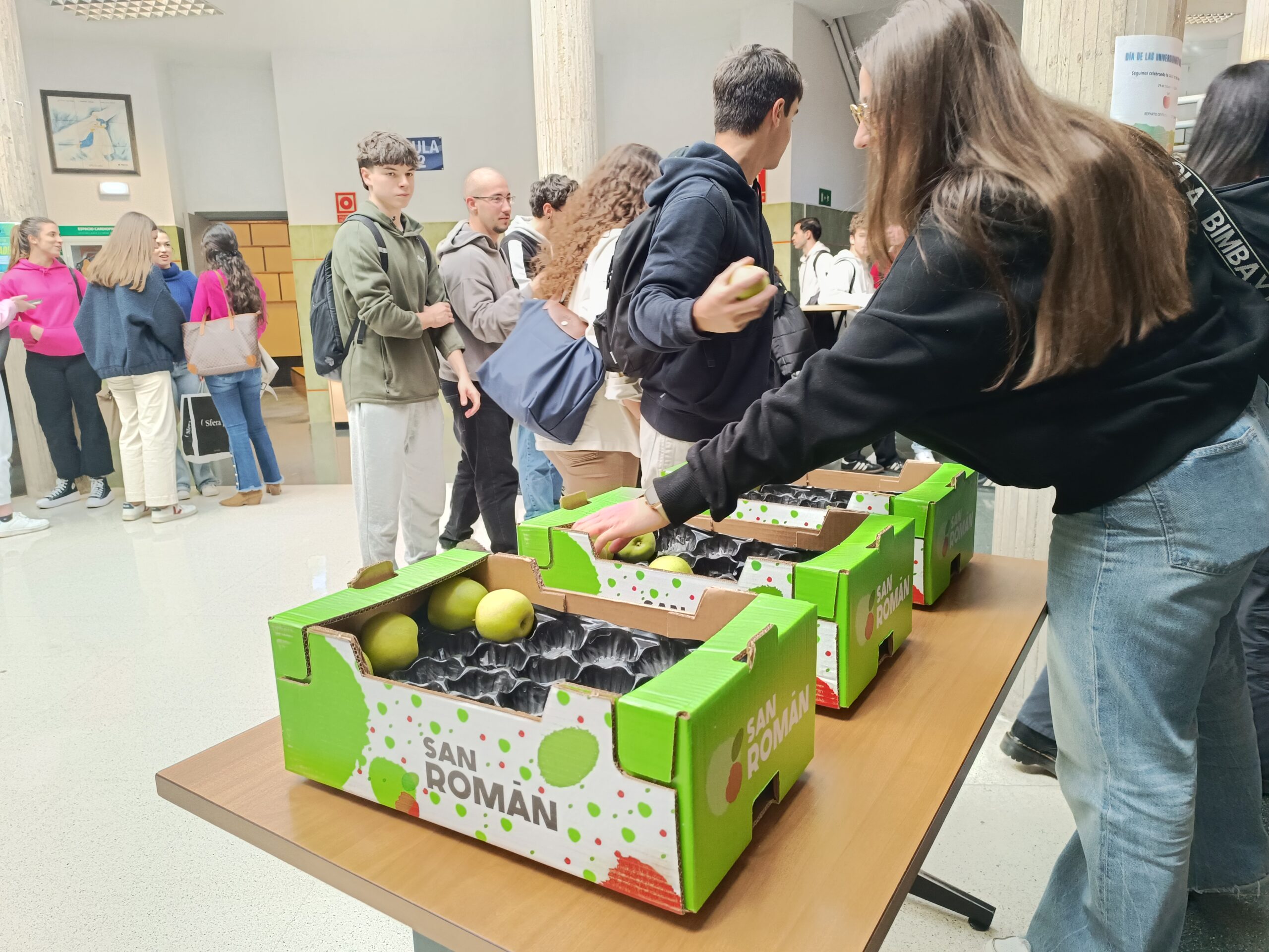 La comunidad universitaria disfruta del reparto de manzanas y peras del Bierzo 1