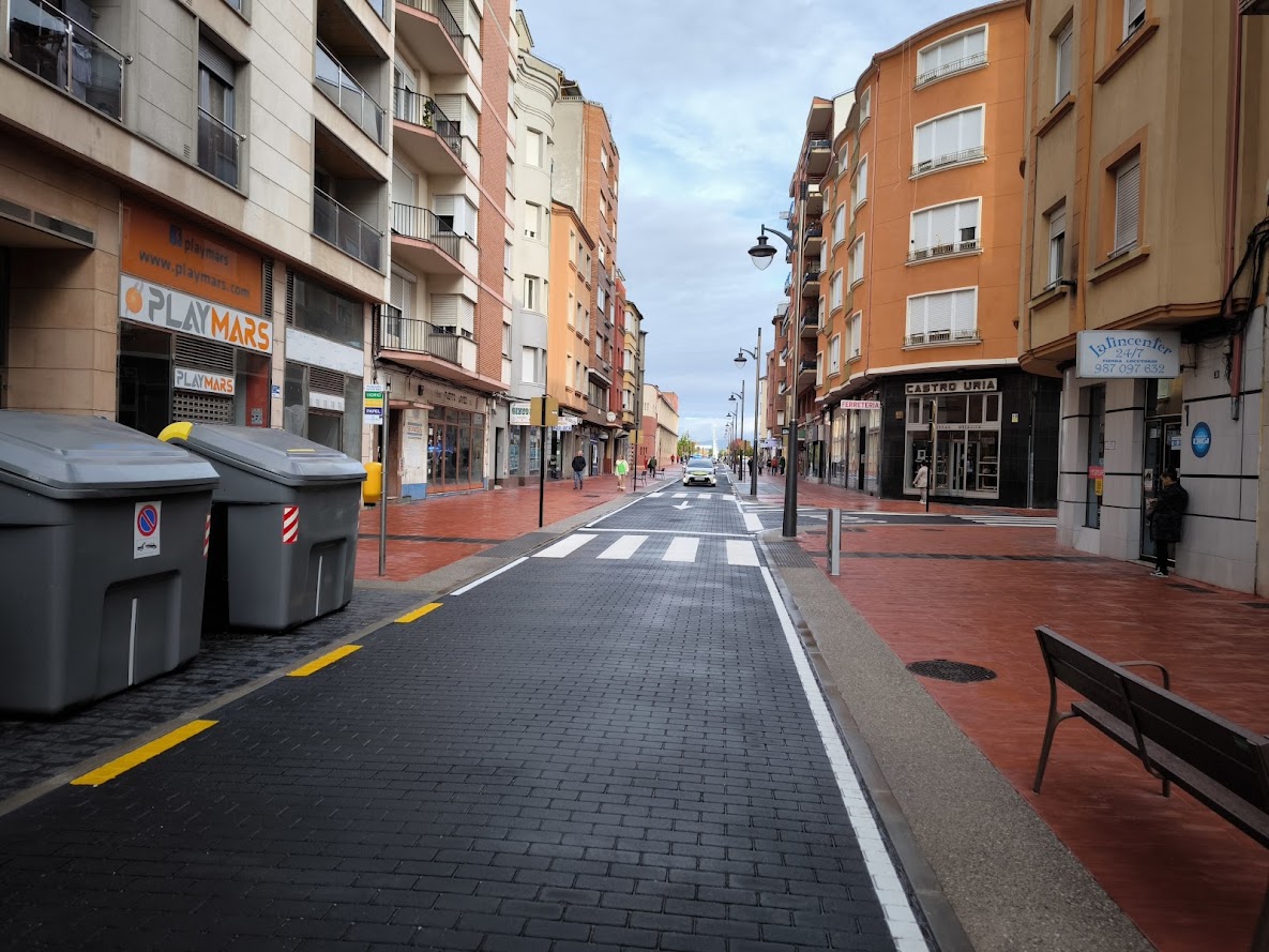 Ponferrada abre al tráfico la calle Gómez Núñez tras ocho meses de obras