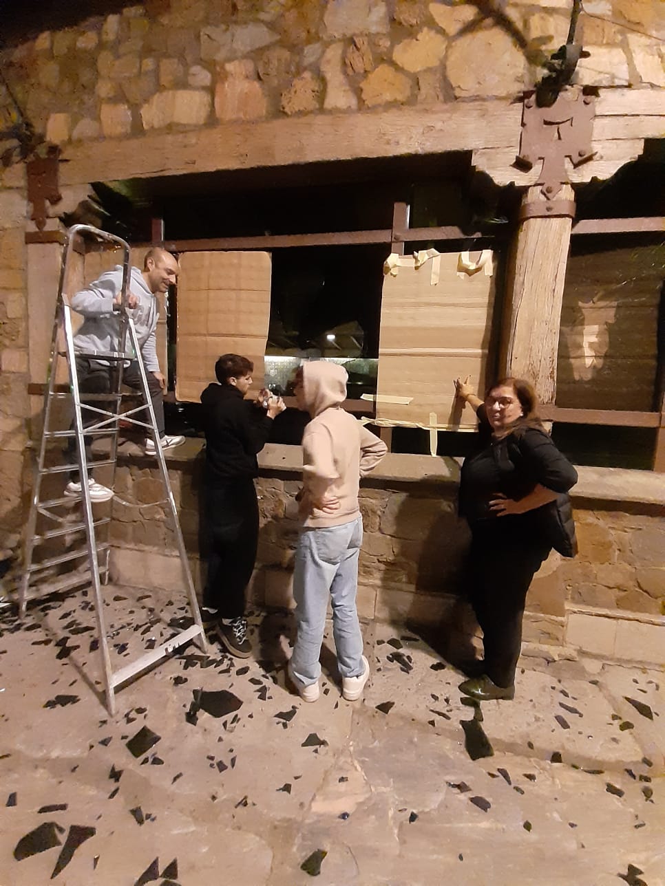 Rompen las lunas de la histórica cafetería del Hotel Temple 5