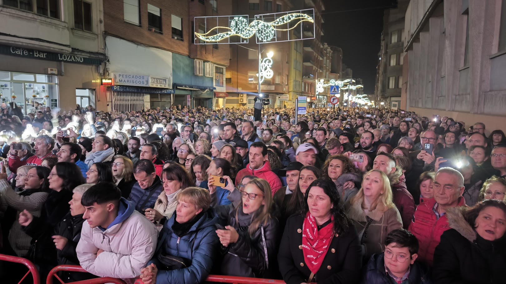 David Bustamante se mete al público berciano en el bolsillo en su actuación en el centro de Ponferrada 49