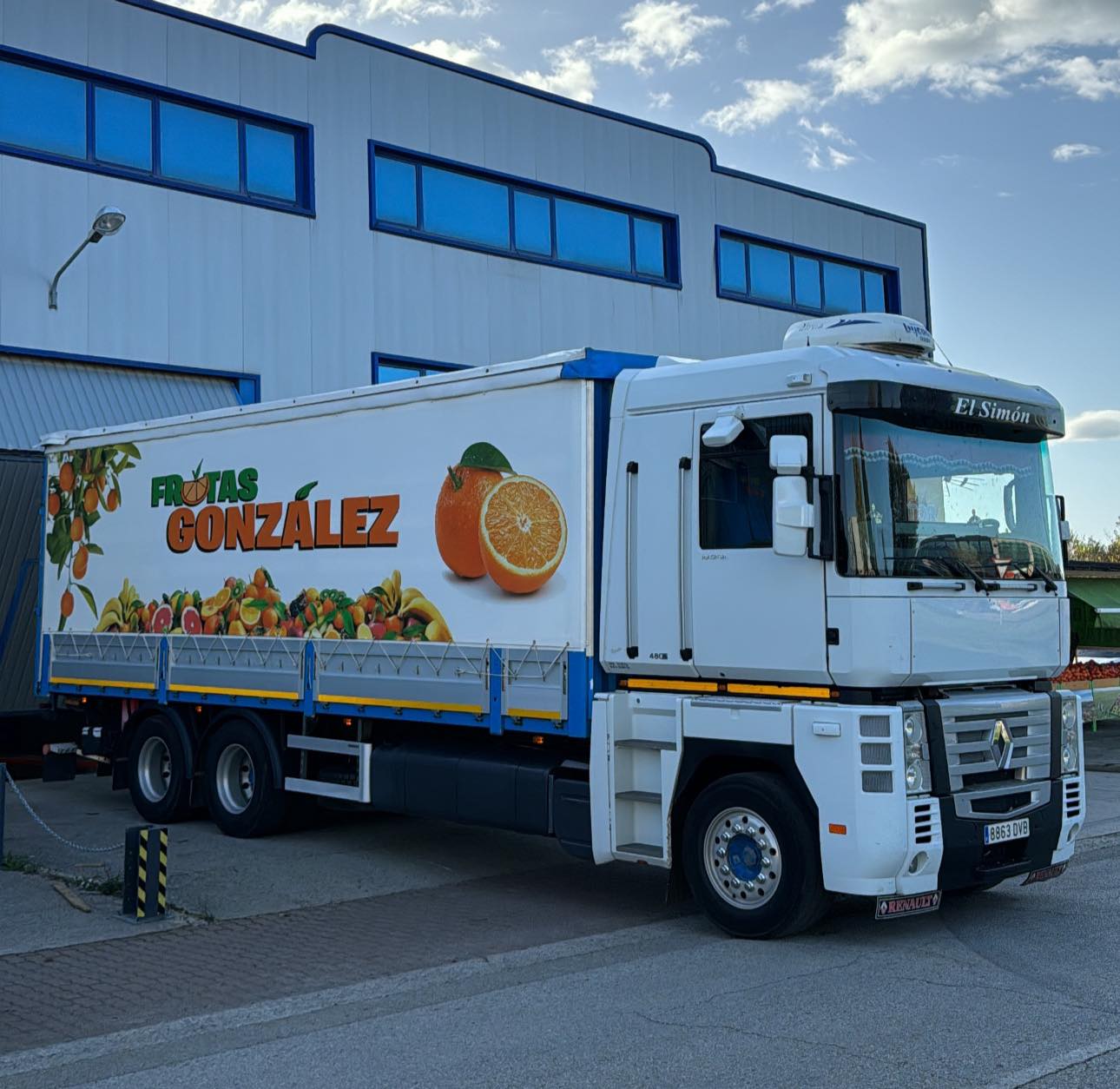 Frutas González llena un tráiler de material y comida con destino a Valencia en tiempo récord 1