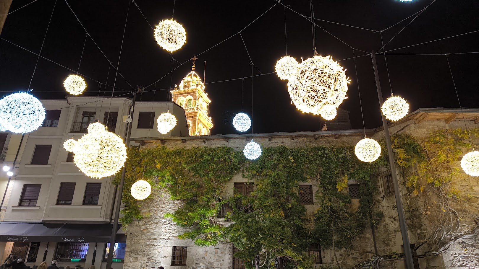 Fotos |Ponferrada se ilumina de Navidad para disfrute de niños y mayores 16