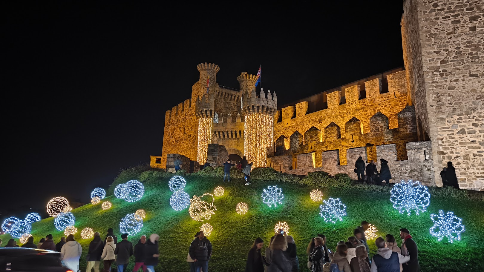 Fotos |Ponferrada se ilumina de Navidad para disfrute de niños y mayores 1