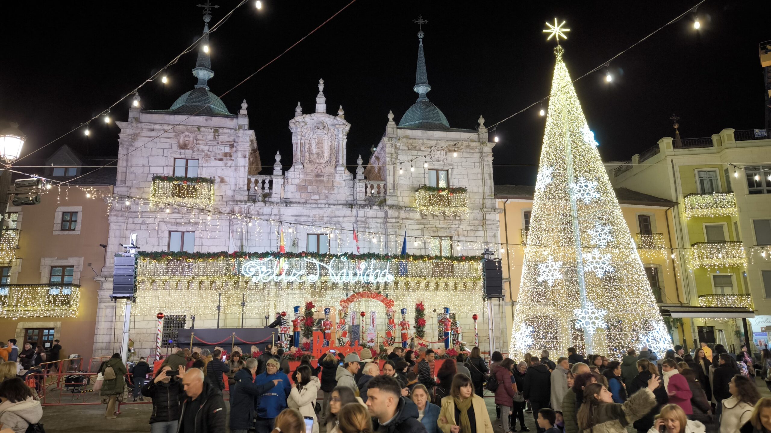 Fotos |Ponferrada se ilumina de Navidad para disfrute de niños y mayores 29