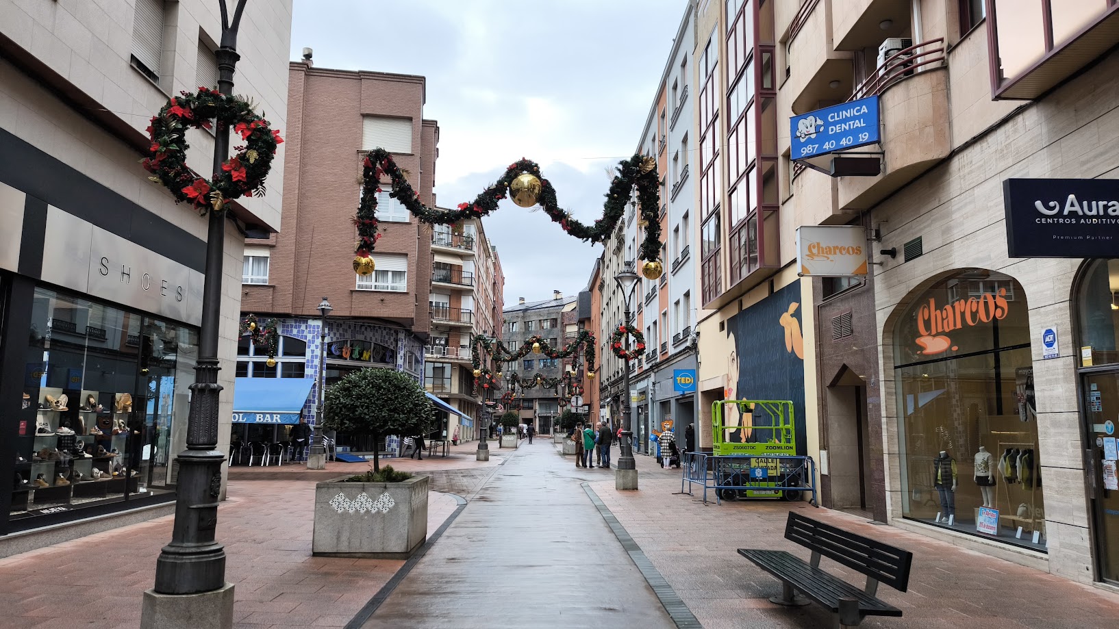 Navidad en Ponferrada 2024: Avanza la decoración de las calles y barrios de la ciudad 3