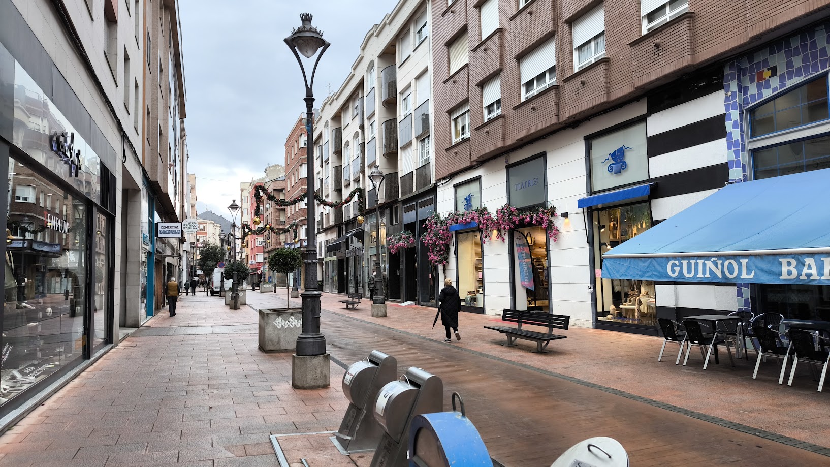 Navidad en Ponferrada 2024: Avanza la decoración de las calles y barrios de la ciudad 4