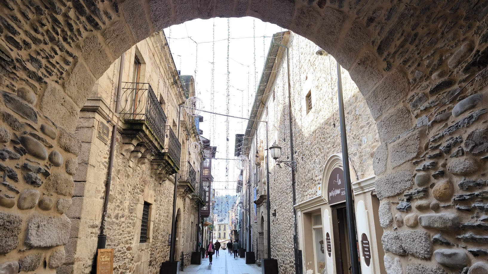 Navidad en Ponferrada 2024: Avanza la decoración de las calles y barrios de la ciudad 5