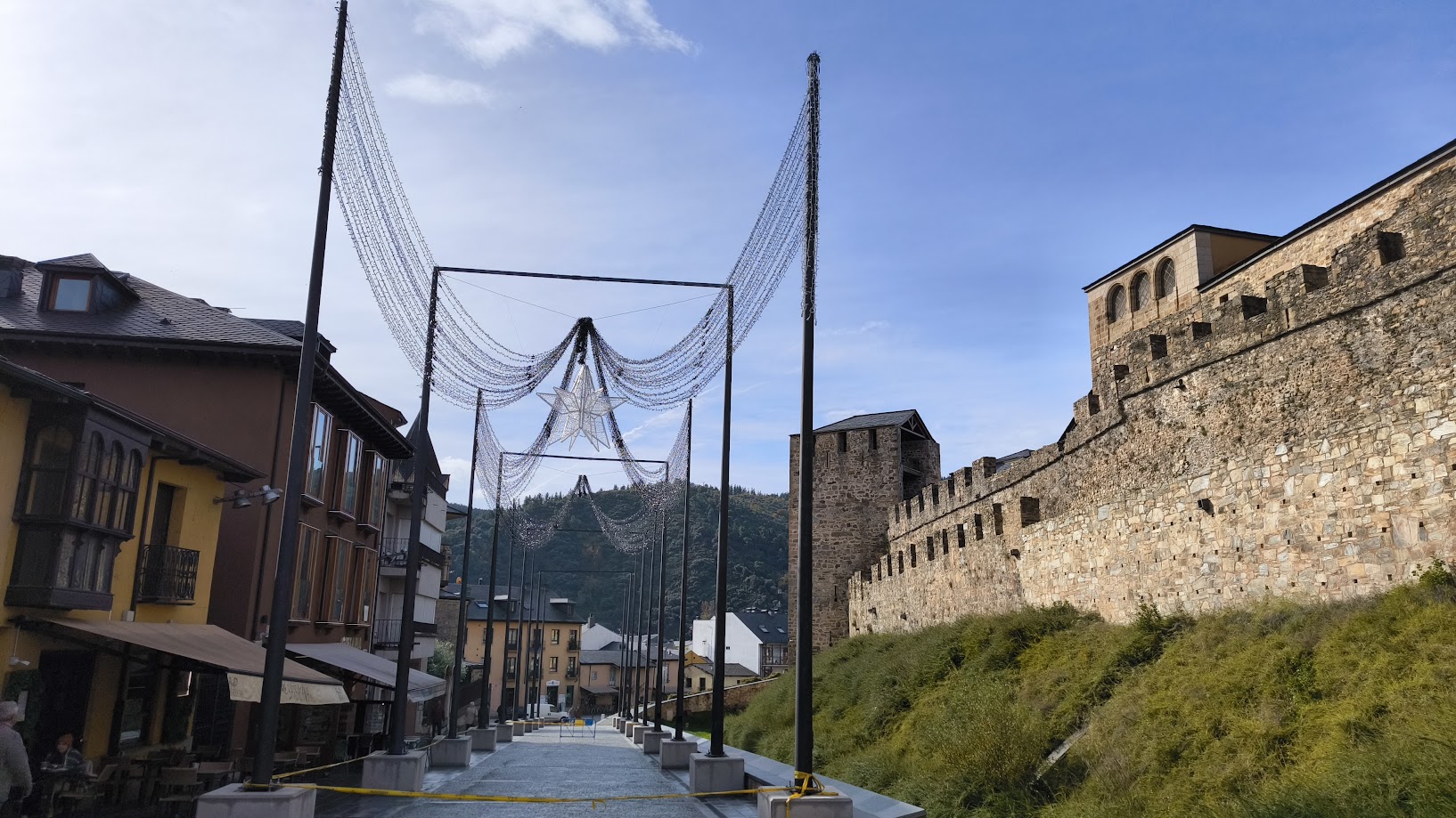 Navidad en Ponferrada 2024: Avanza la decoración de las calles y barrios de la ciudad 6