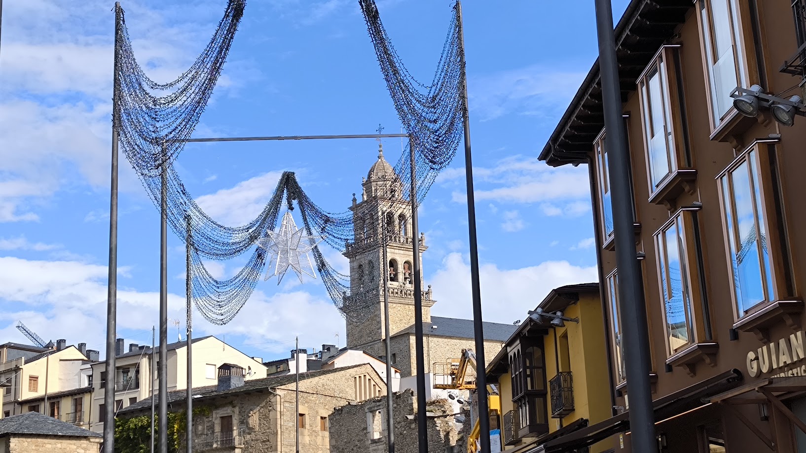 Navidad en Ponferrada 2024: Avanza la decoración de las calles y barrios de la ciudad 1