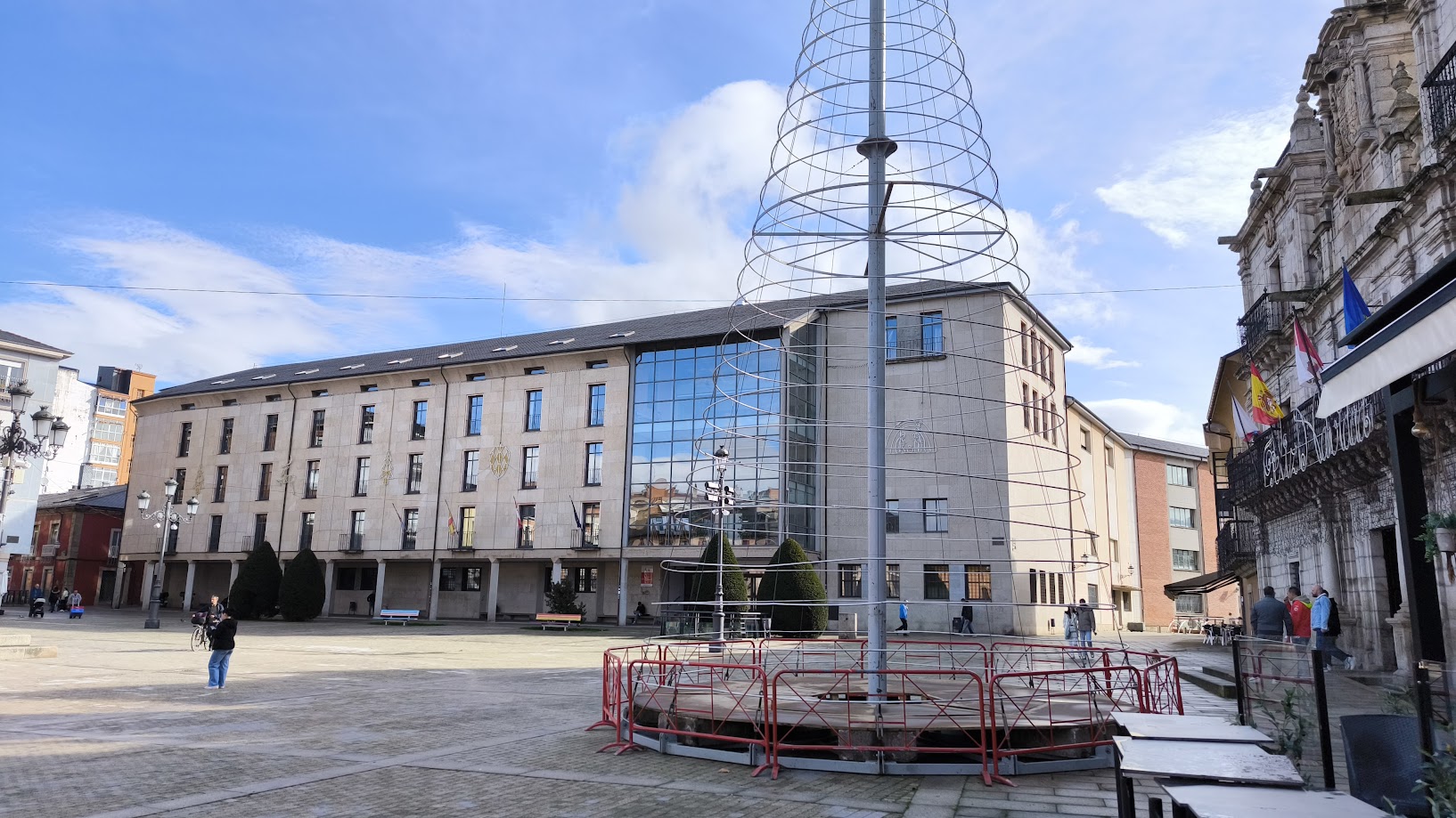 Navidad en Ponferrada 2024: Avanza la decoración de las calles y barrios de la ciudad 8